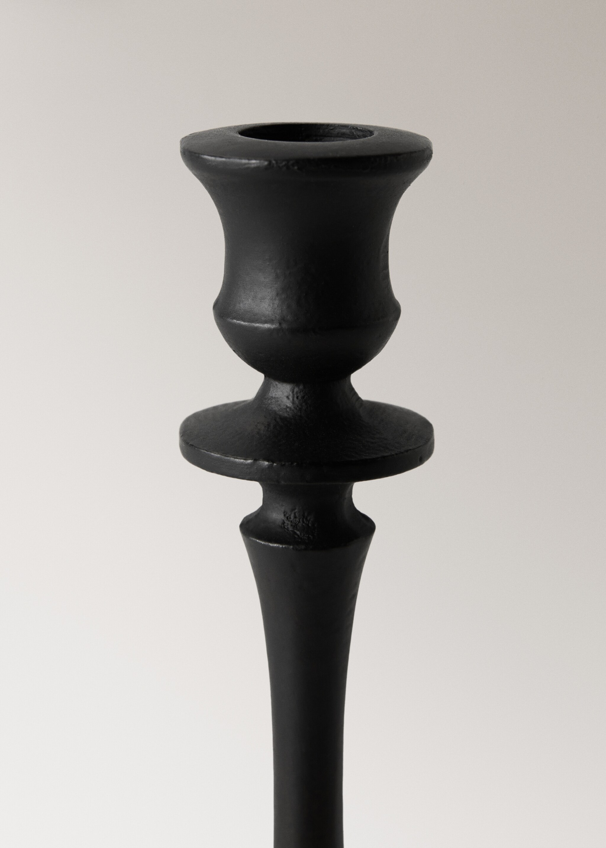 Large matte-finish metal candleholder - Details of the article 1, Black. Ref: 17031522-00.