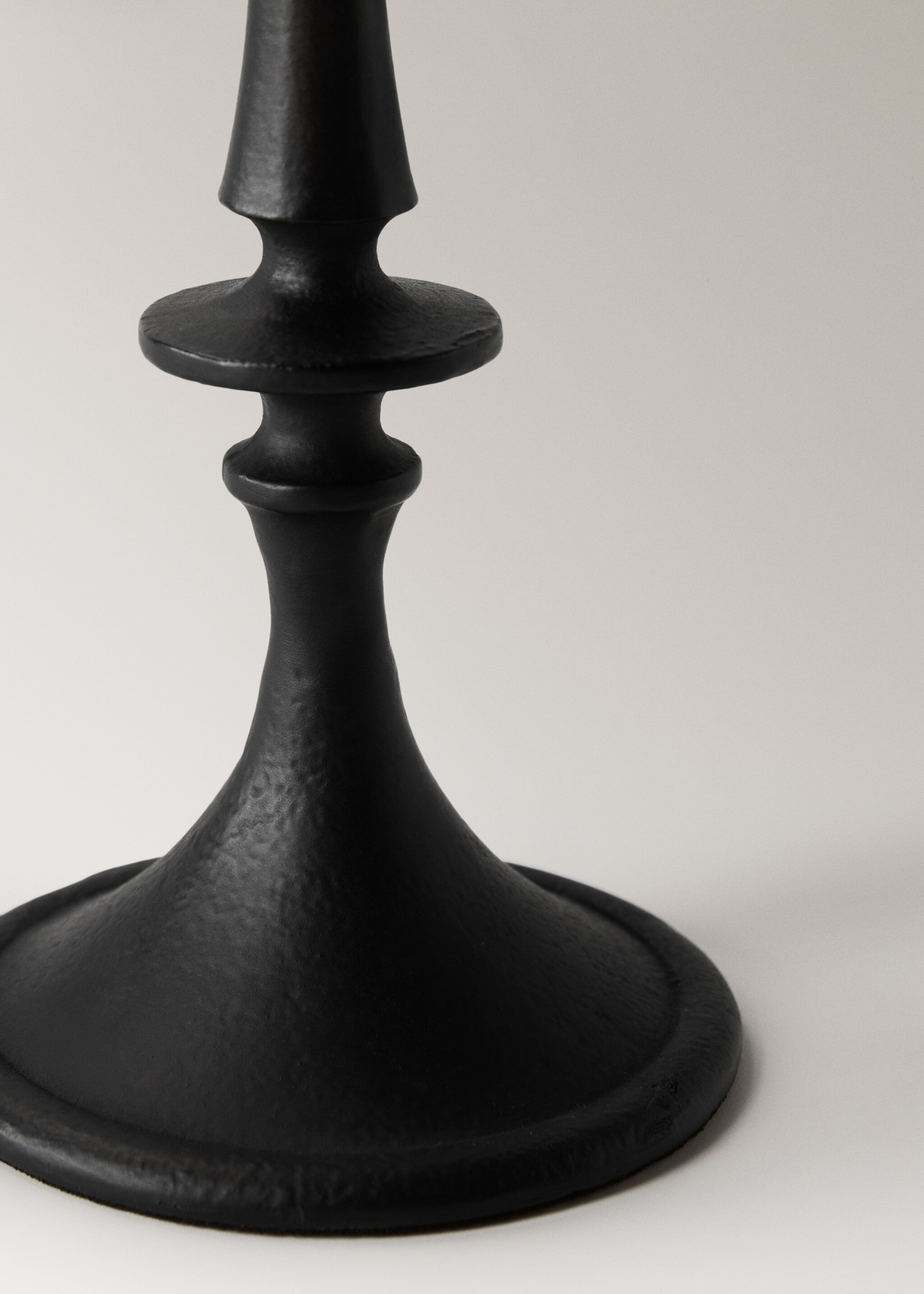 Large matte-finish metal candleholder - Details of the article 2, Black. Ref: 17031522-00.