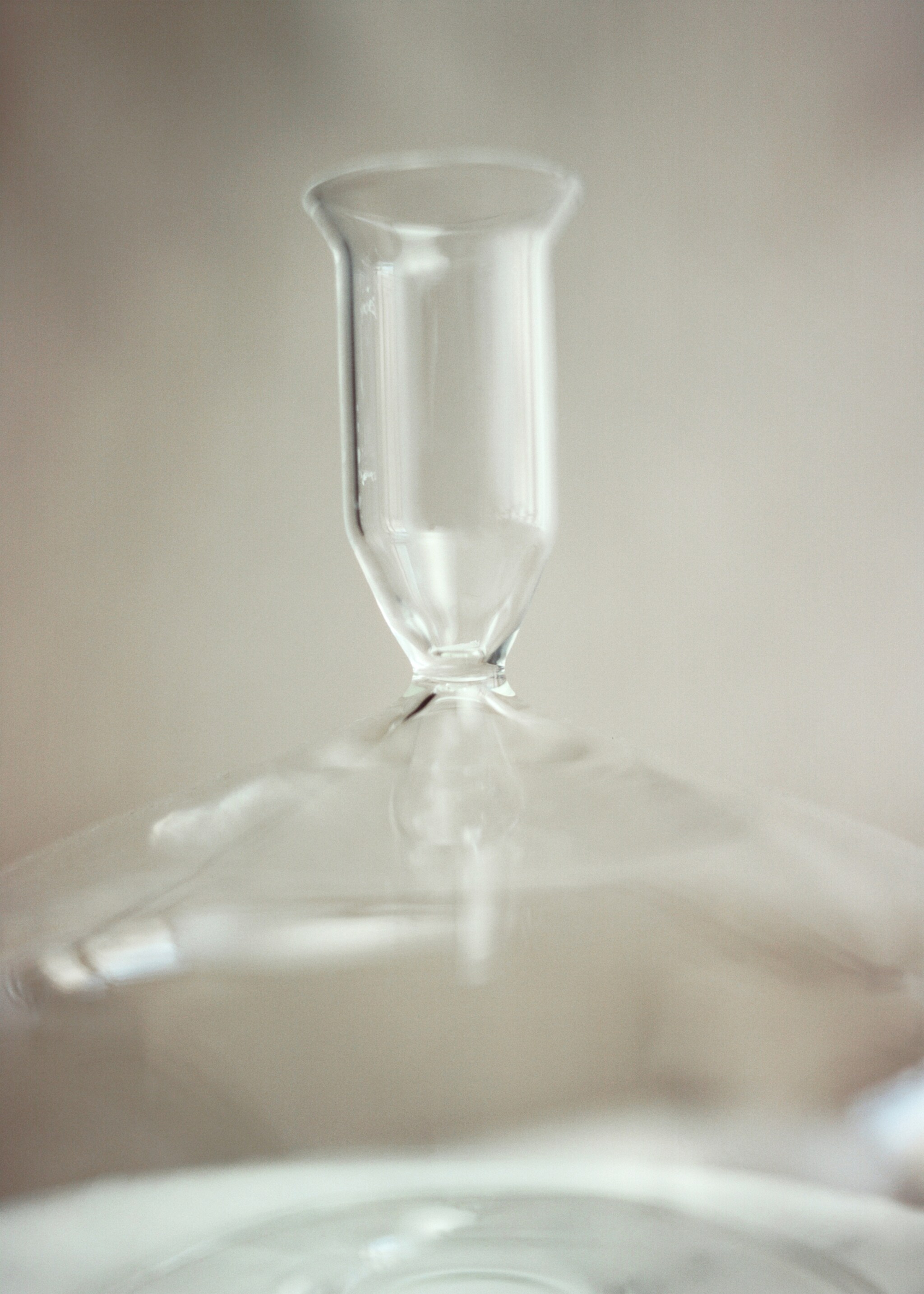 Tall borosilicate candelabra with wave pattern - Details of the article 6, Ice Grey. Ref: 17031524-00.