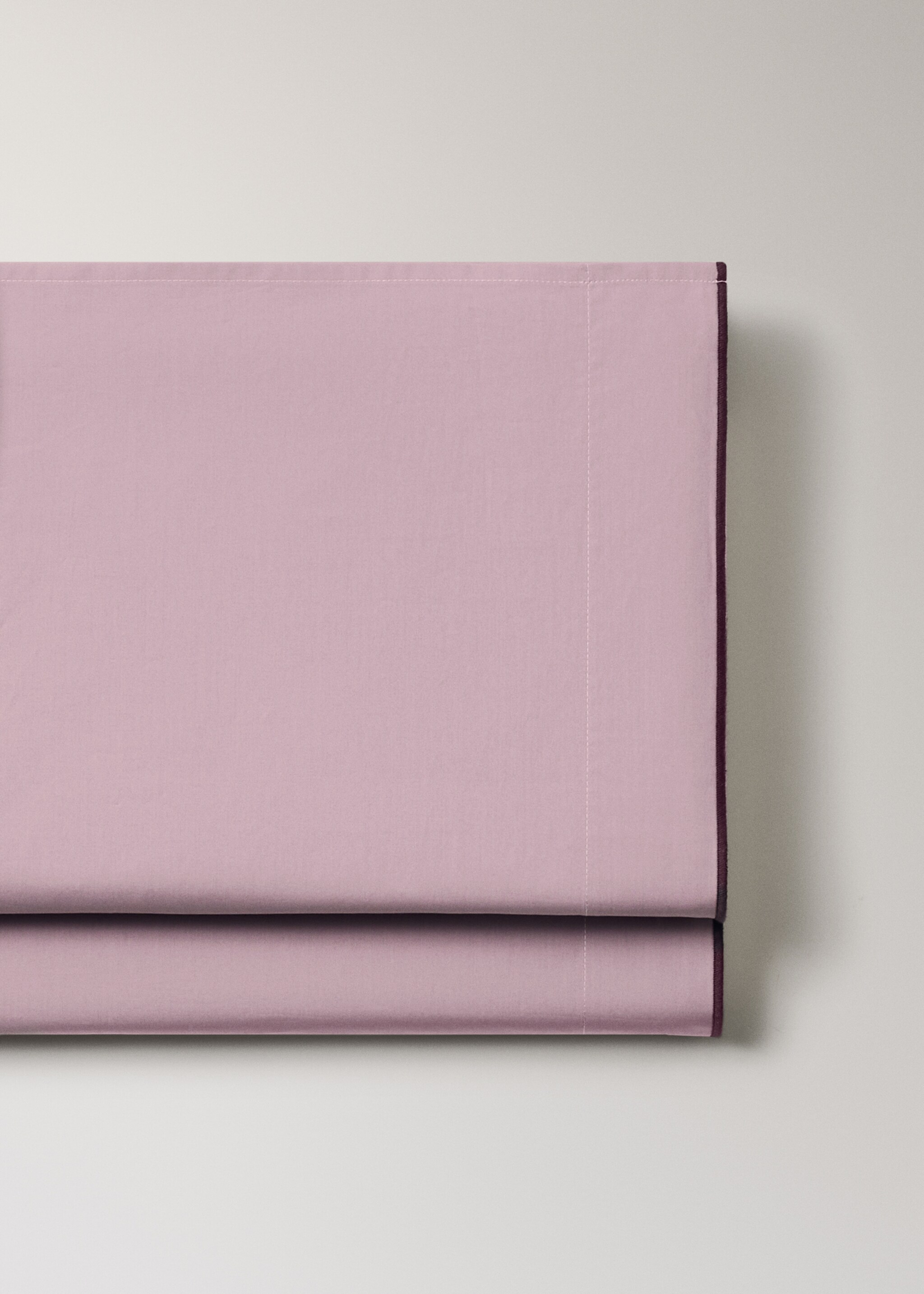 200-thread count percale cotton top sheet with contrasting overlock for 150/160 cm bed - Details of the article 2, Plum. Ref: 17031547-00.