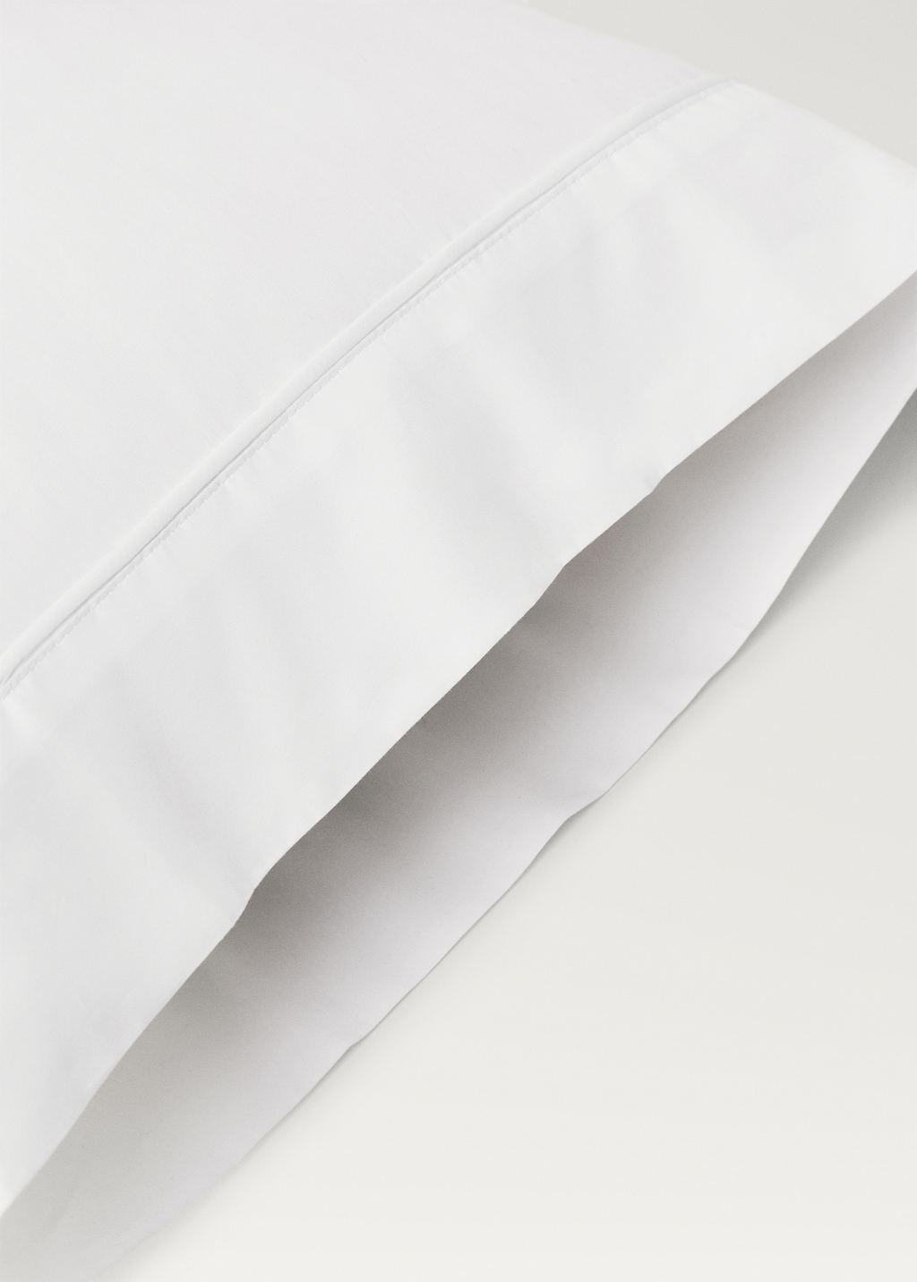 500-thread count cotton percale pillowcase with rounded piping detail 45x110 cm