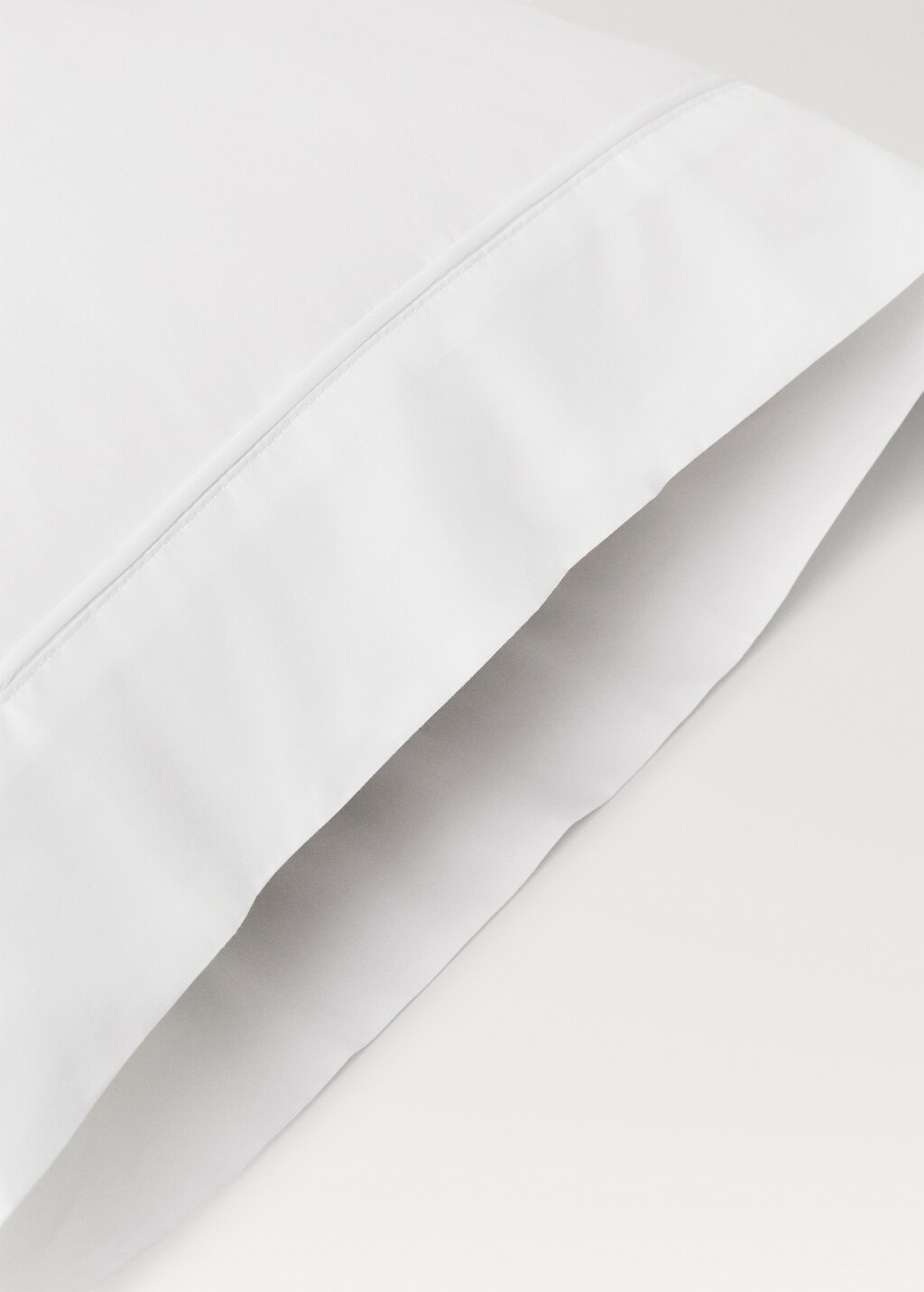 500-thread count cotton percale pillowcase with rounded piping detail 45x110 cm