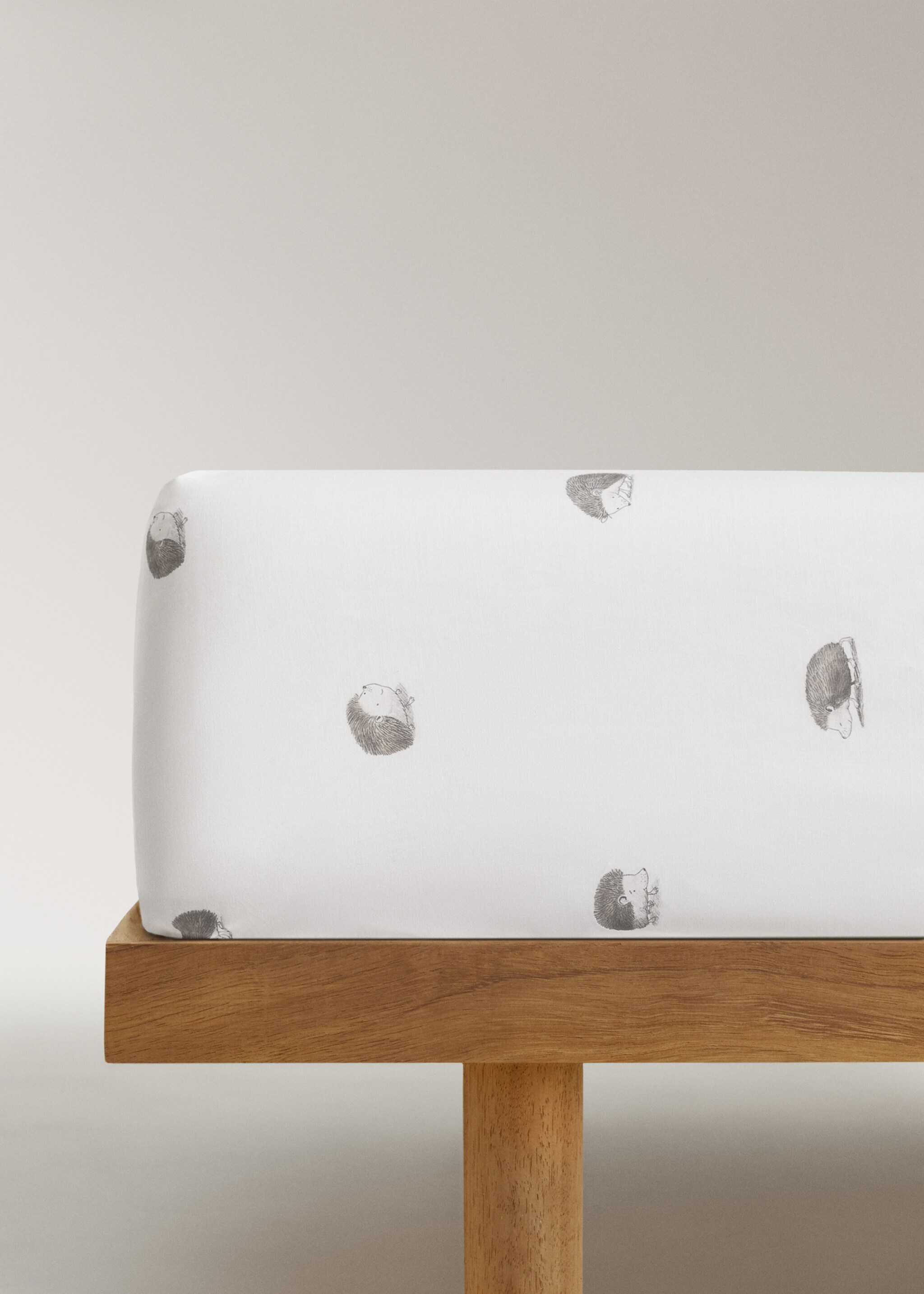 Children's fitted sheet in cotton percale with hedgehog print, bed size 135/140 cm - Article without model, White. Ref: 17031566-00.