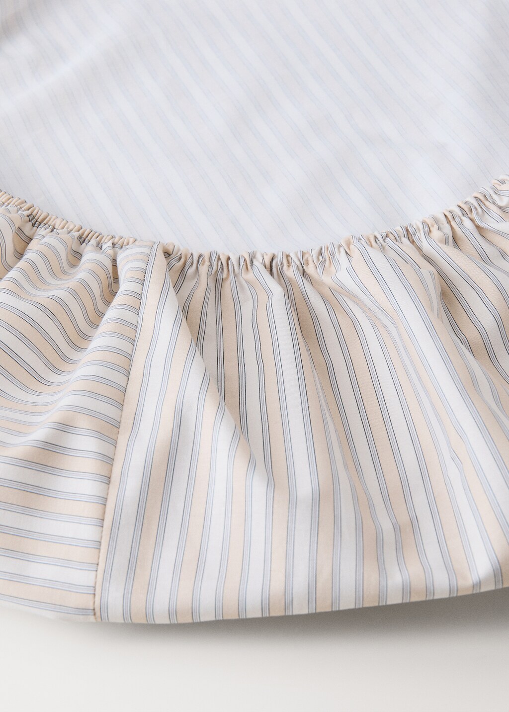 Percale cotton fitted sheet with fine-striped print for 90 cm bed