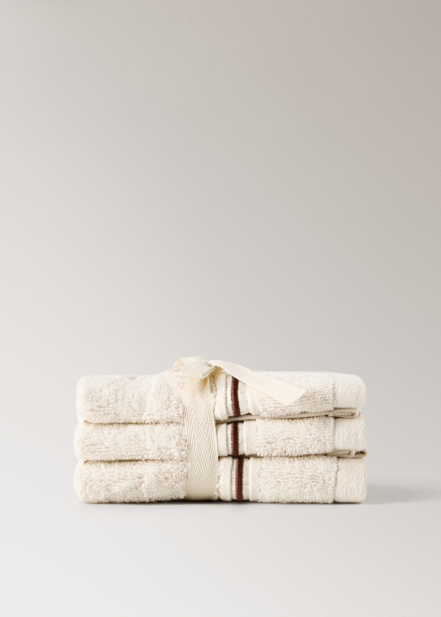 Set of 3 cotton towels with embroidered scalloped edges - Article without model