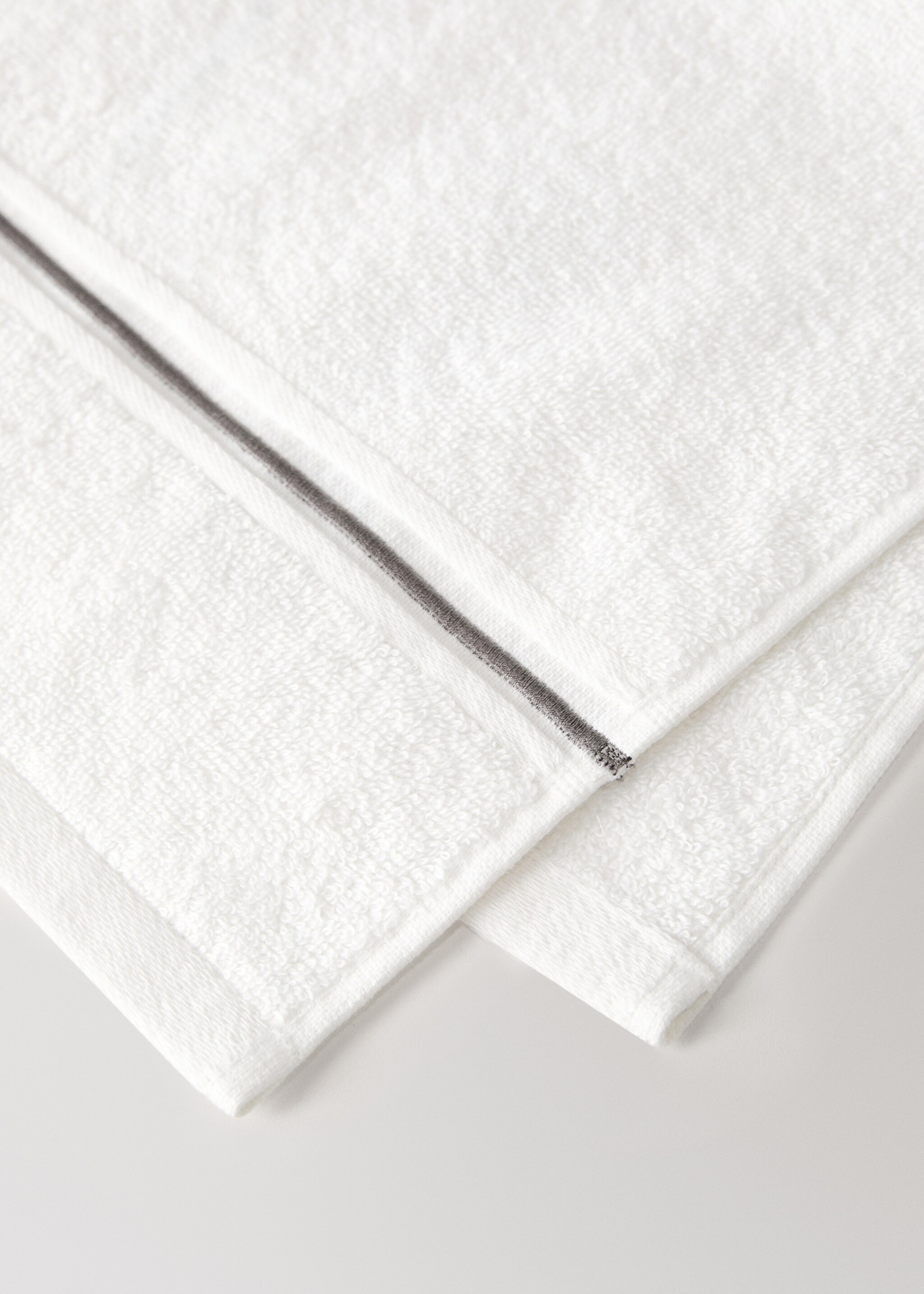 Cotton hand towel with embroidered scalloped edge - Details of the article 1