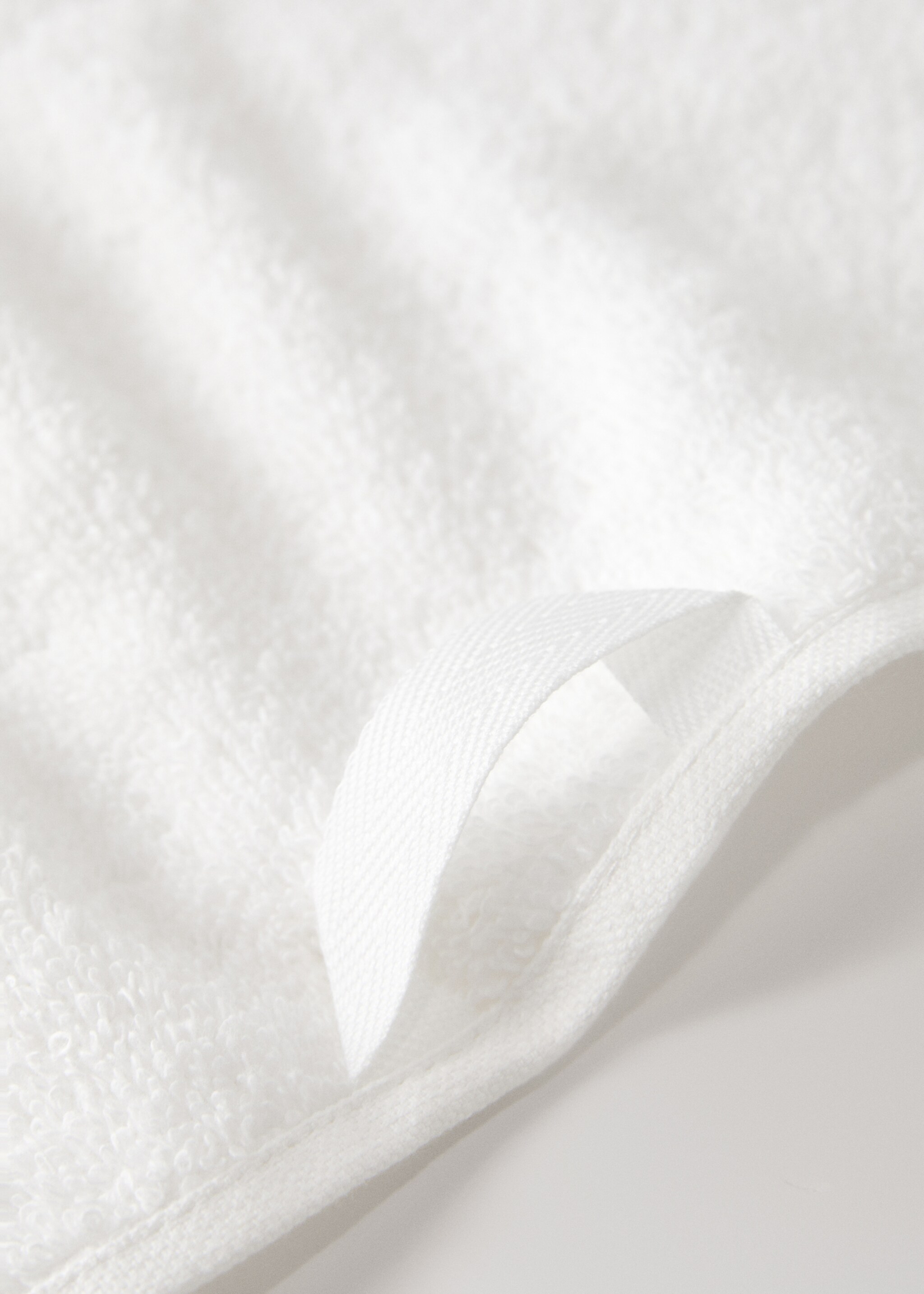 Cotton hand towel with embroidered scalloped edge - Details of the article 2