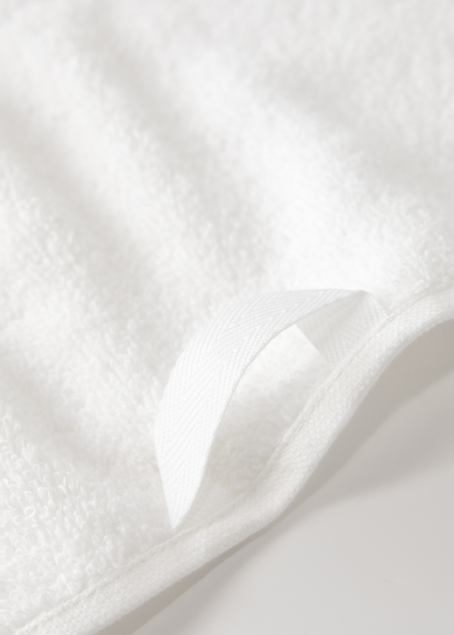 Cotton hand towel with embroidered scalloped edge - Details of the article 2