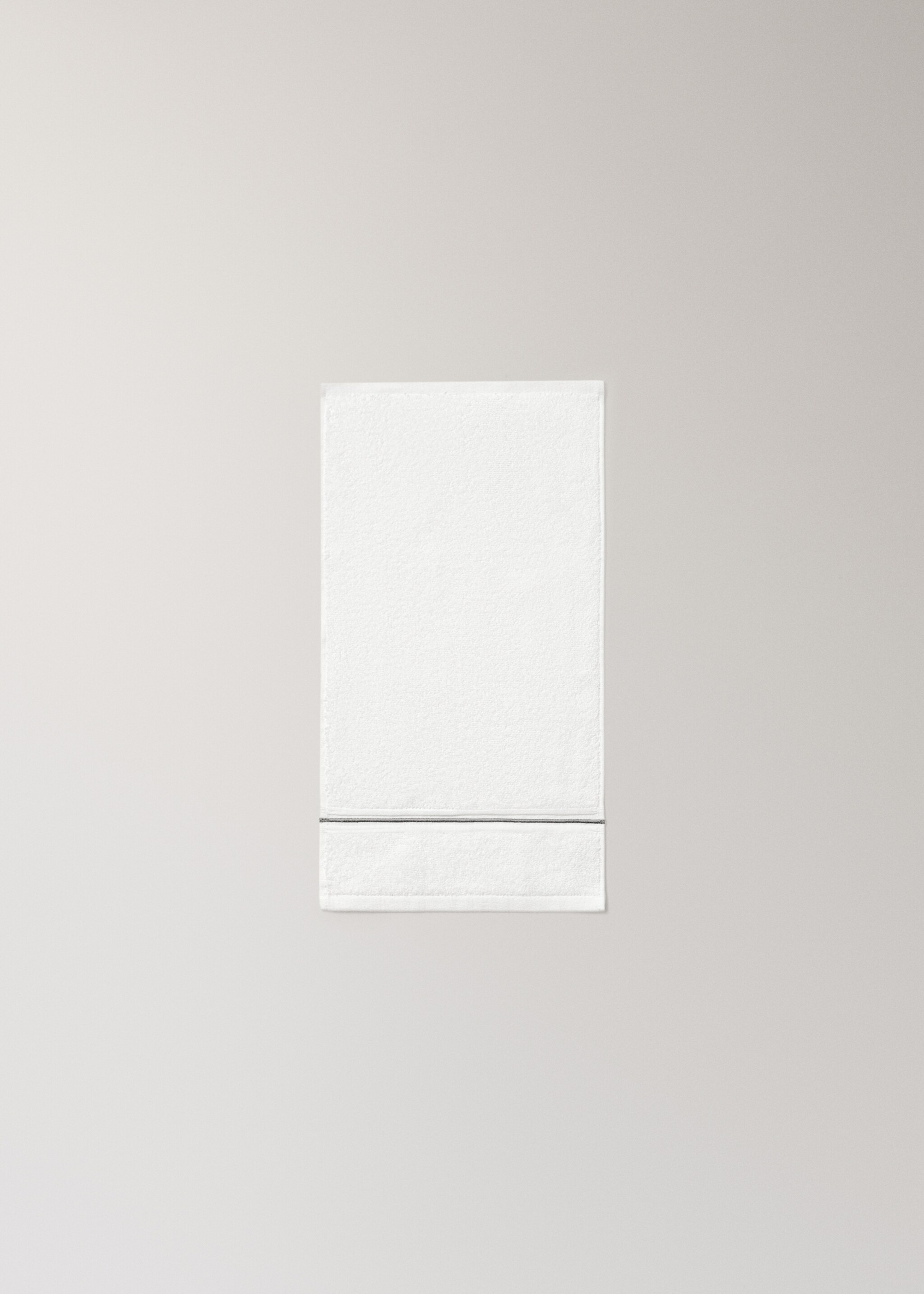 Cotton hand towel with embroidered scalloped edge - Details of the article 4