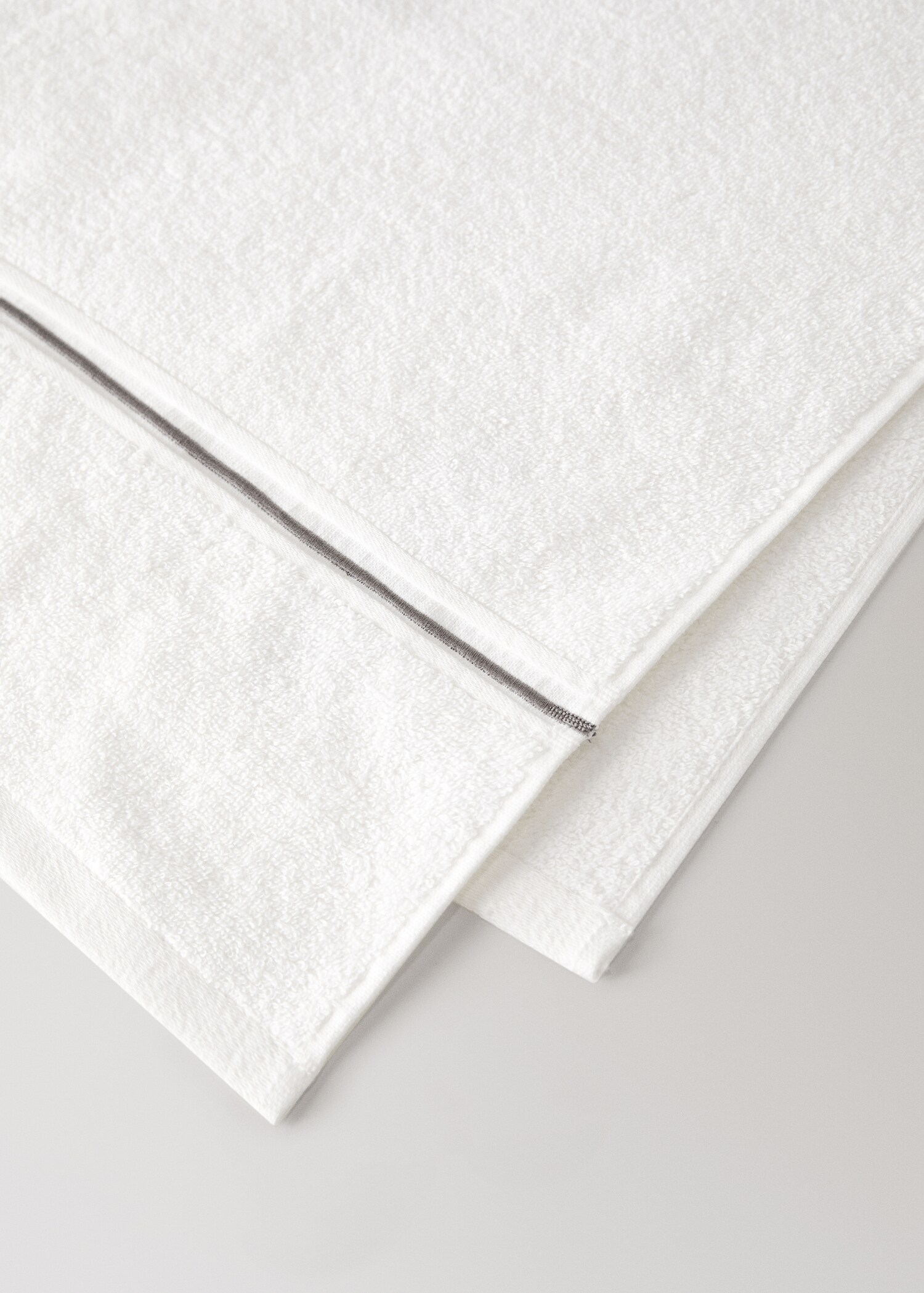Cotton hand towel with embroidered scalloped edge - Details of the article 1