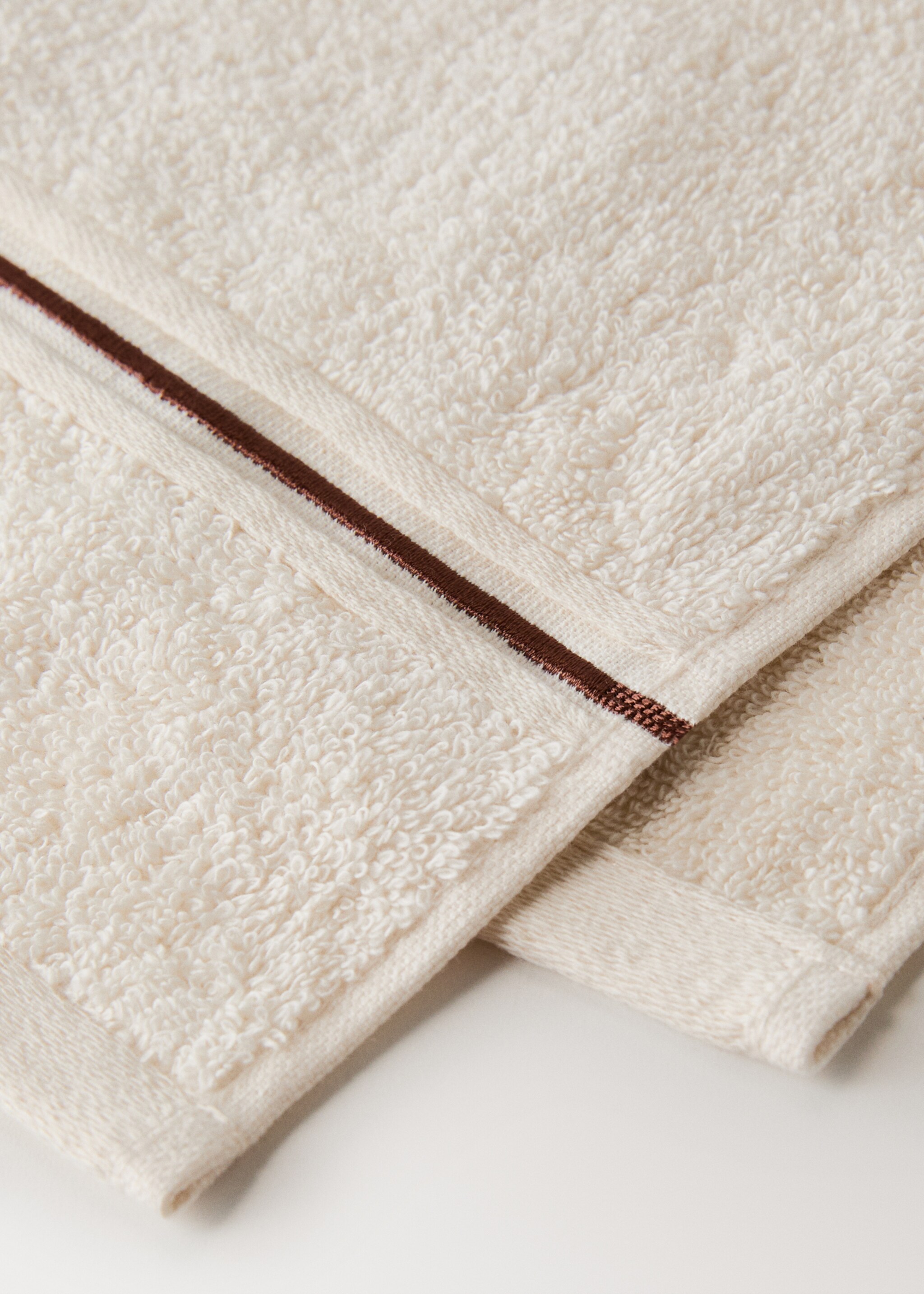 Cotton hand towel with embroidered scalloped edge - Details of the article 1, Ecru. Ref: 17031575-00.
