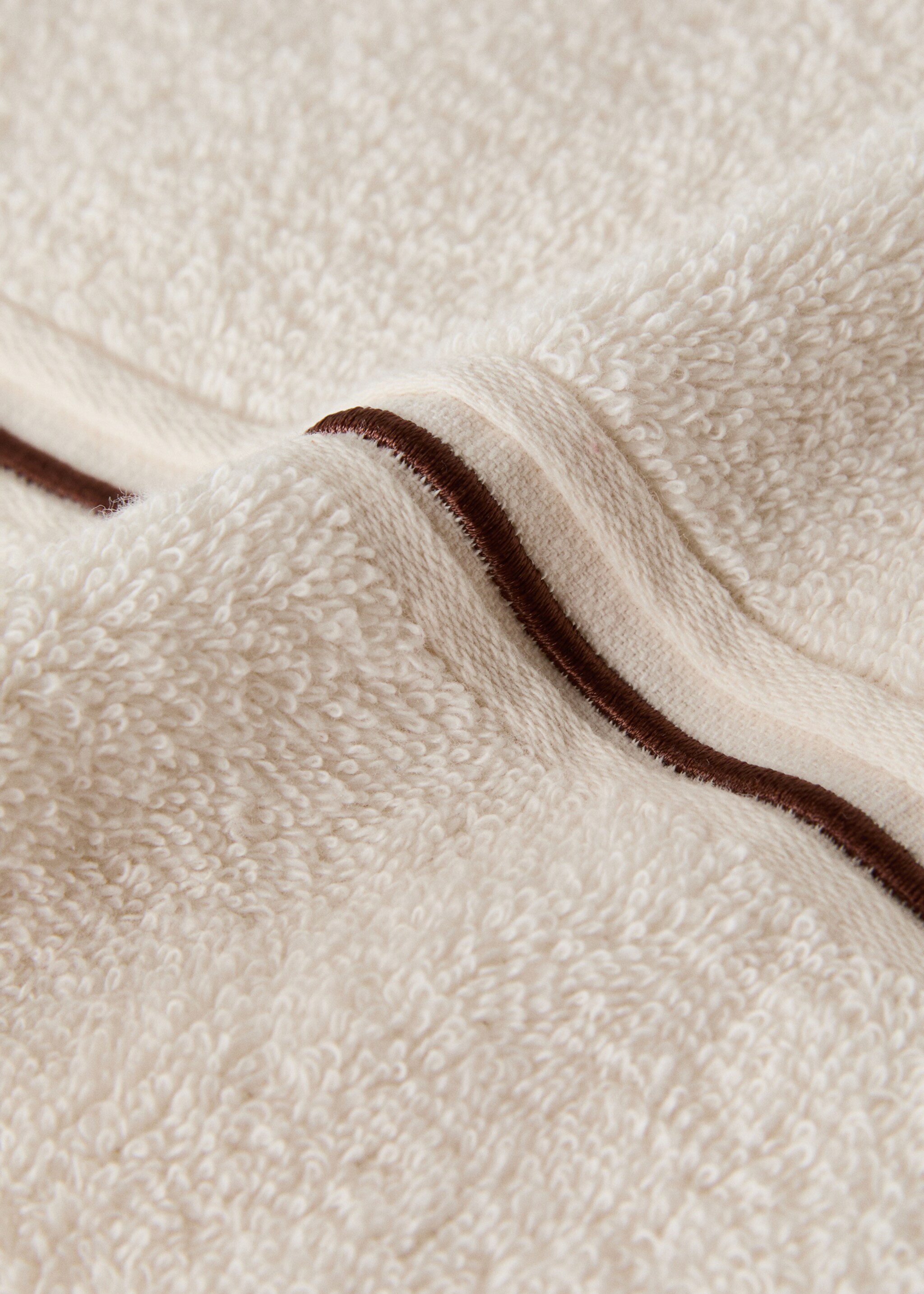Cotton hand towel with embroidered scalloped edge - Details of the article 3, Ecru. Ref: 17031575-00.