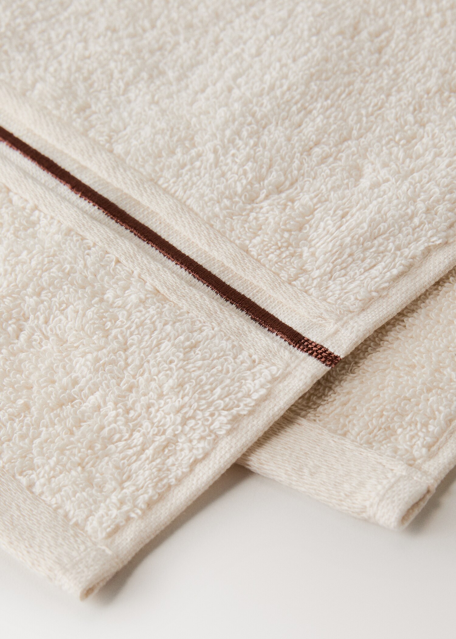 Cotton bath towel with embroidered scalloped edge - Details of the article 1