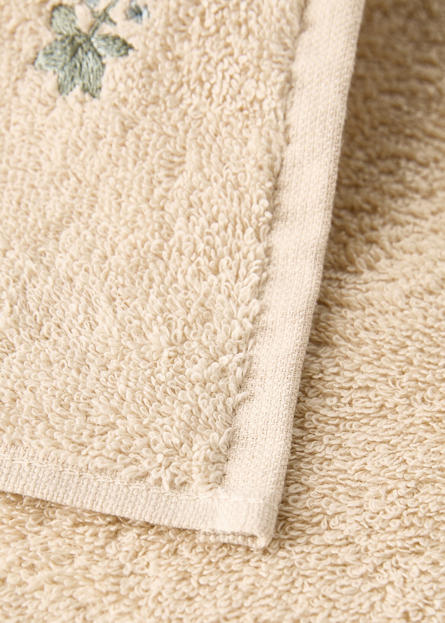 Pack of 3 towels with embroidered flower - Details of the article 2