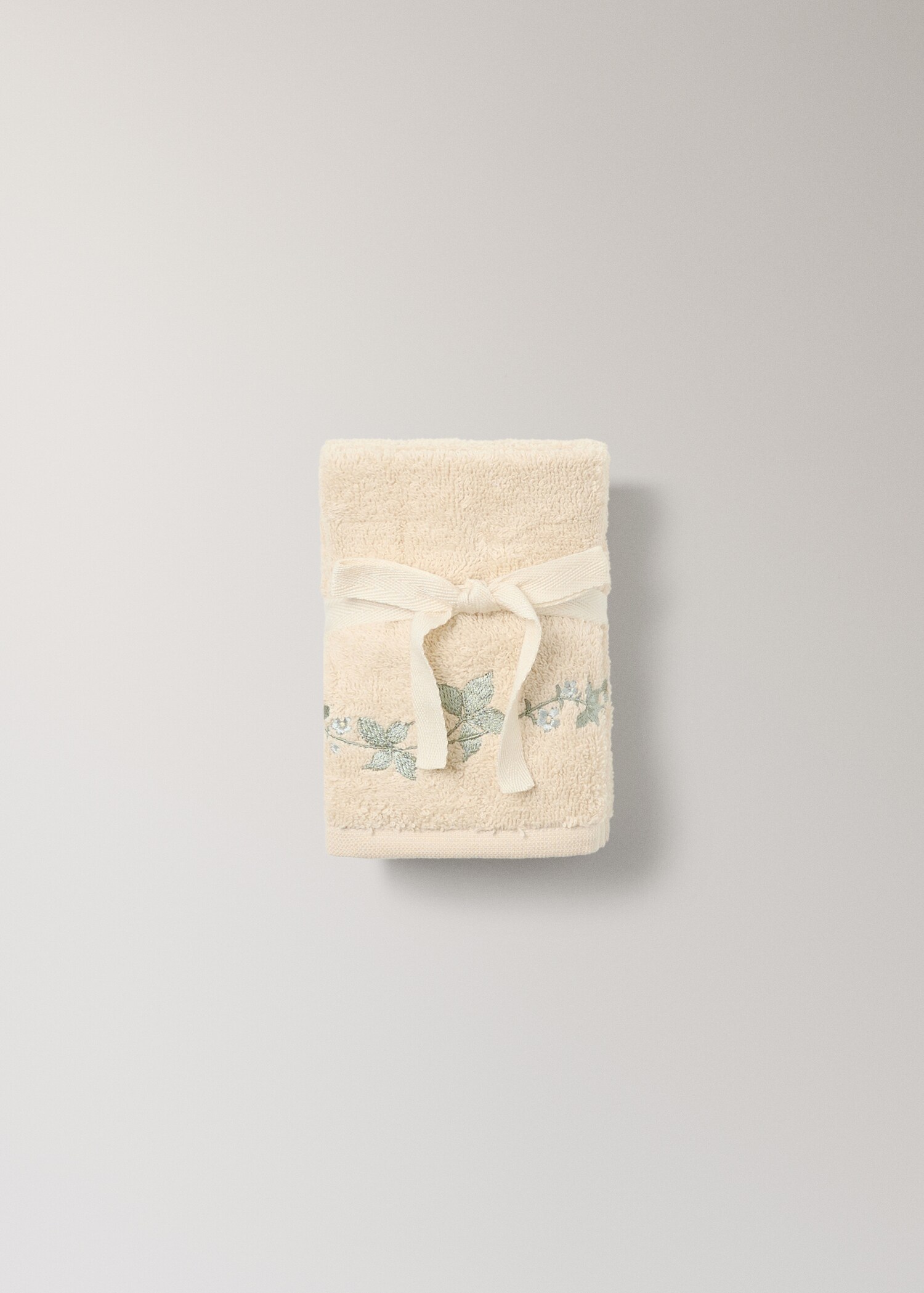 Pack of 3 towels with embroidered flower - Details of the article 4