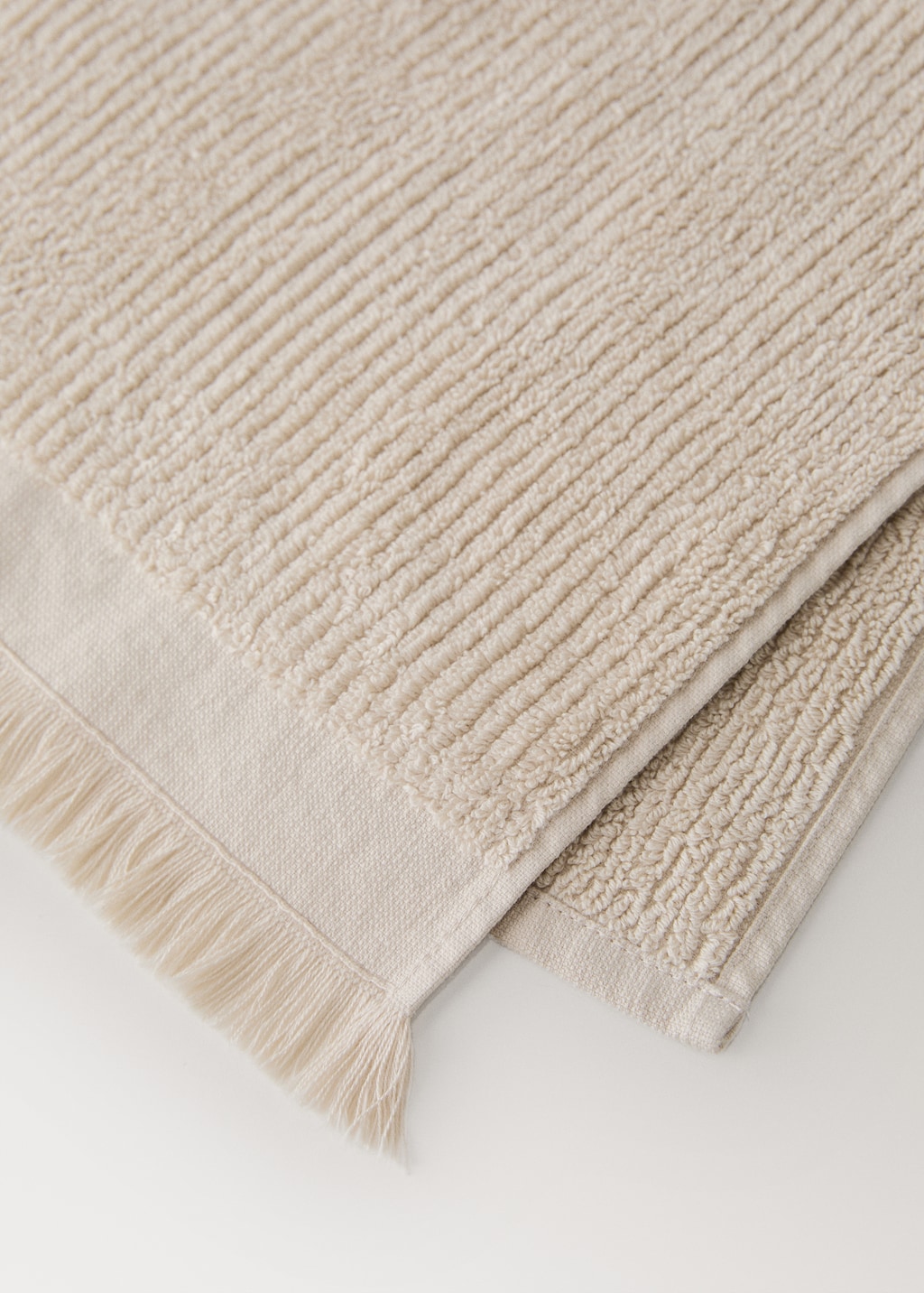 Textured hand towel with fringes