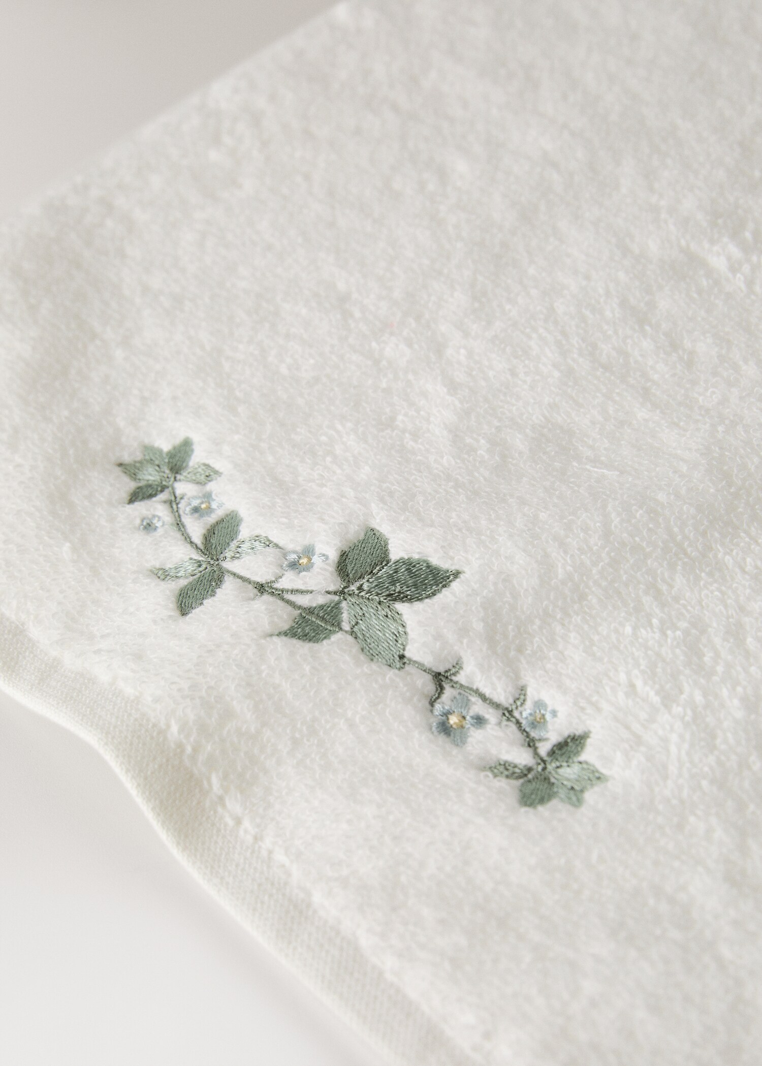 Besticktes Gästetuch mit Blumenstickerei - Detail des Artikels 1