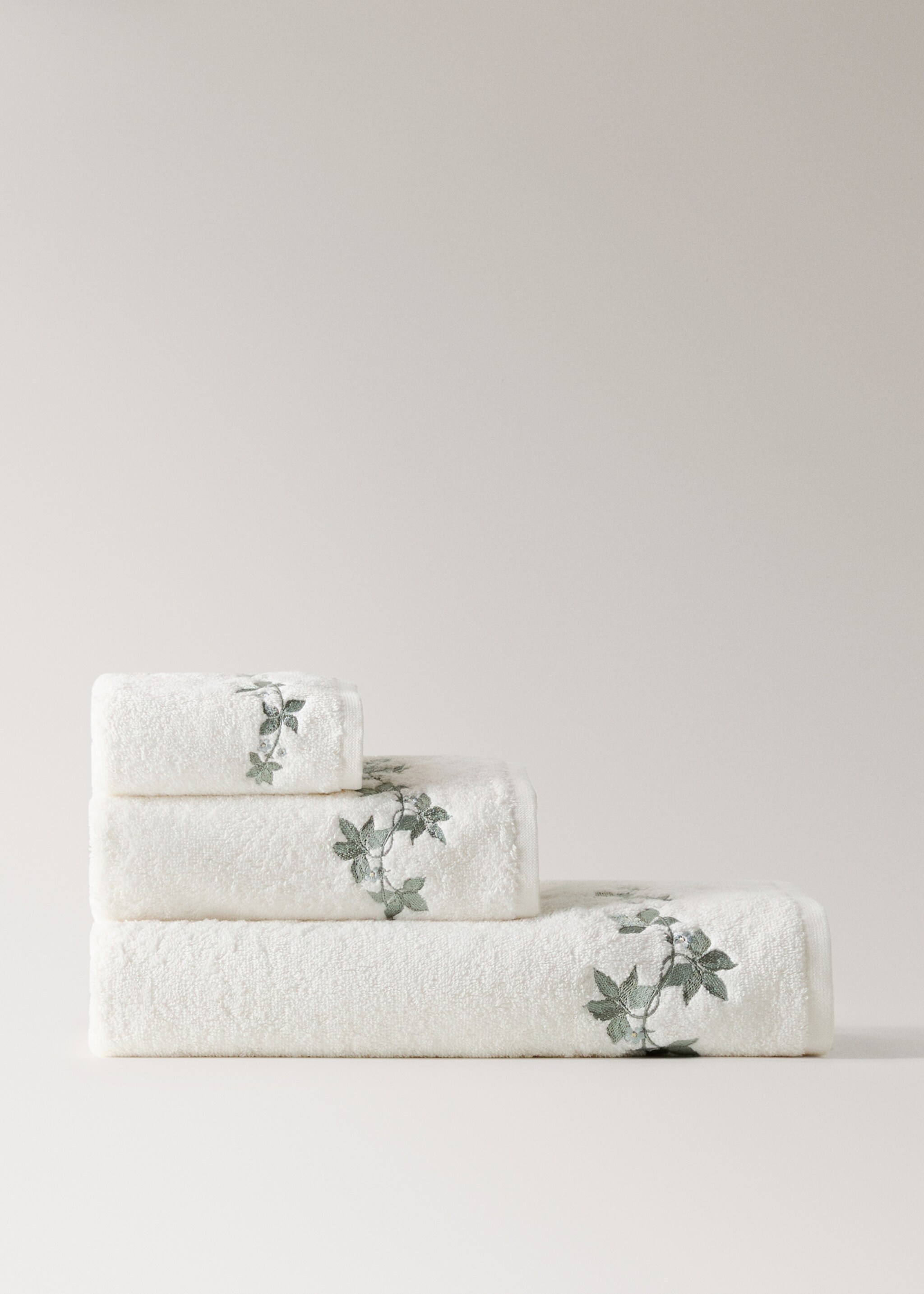 Bath towel with embroidered flower - Article without model, Off White. Ref: 17031582-00.