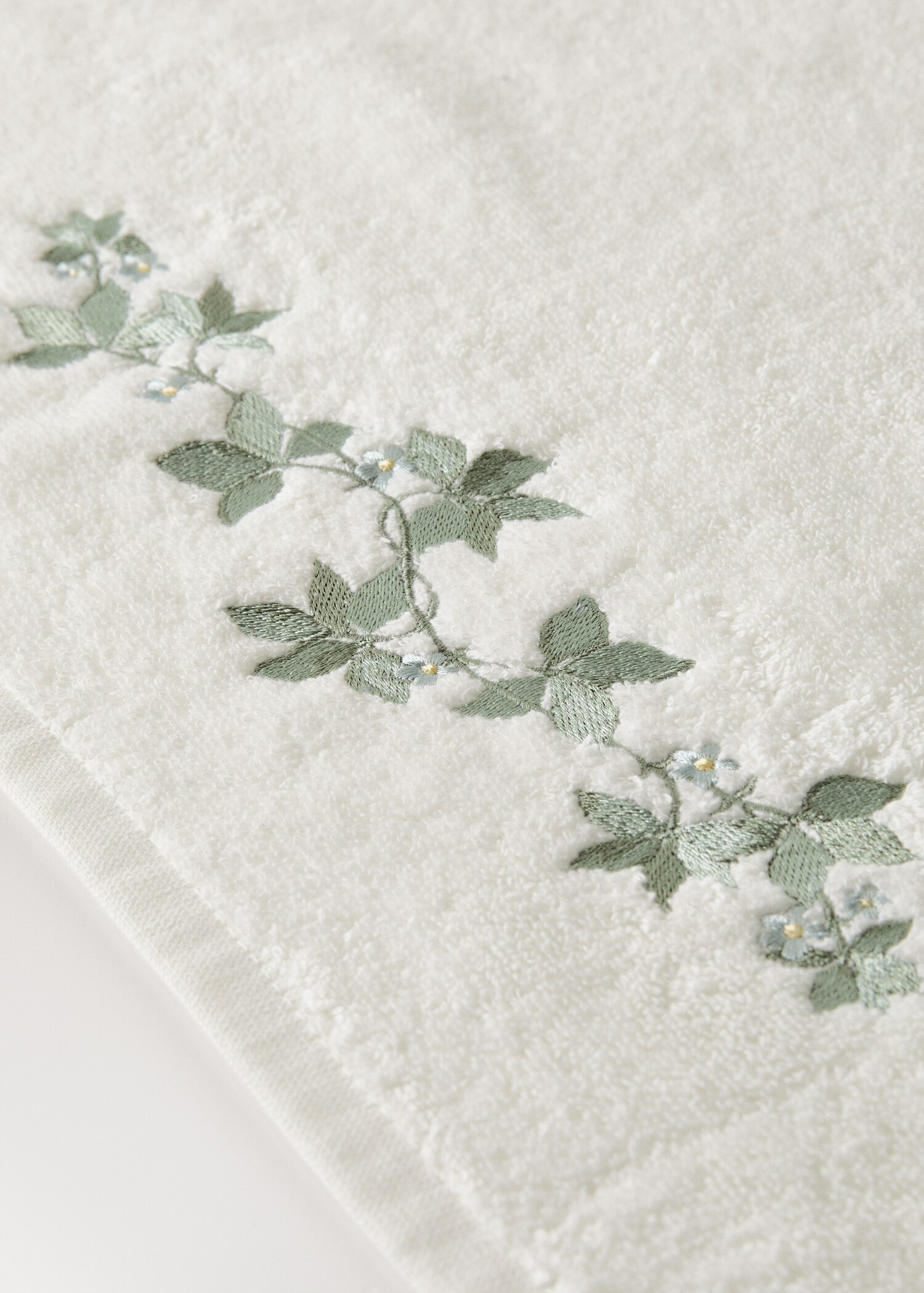 Besticktes Blumen-Badetuch - Detail des Artikels 1