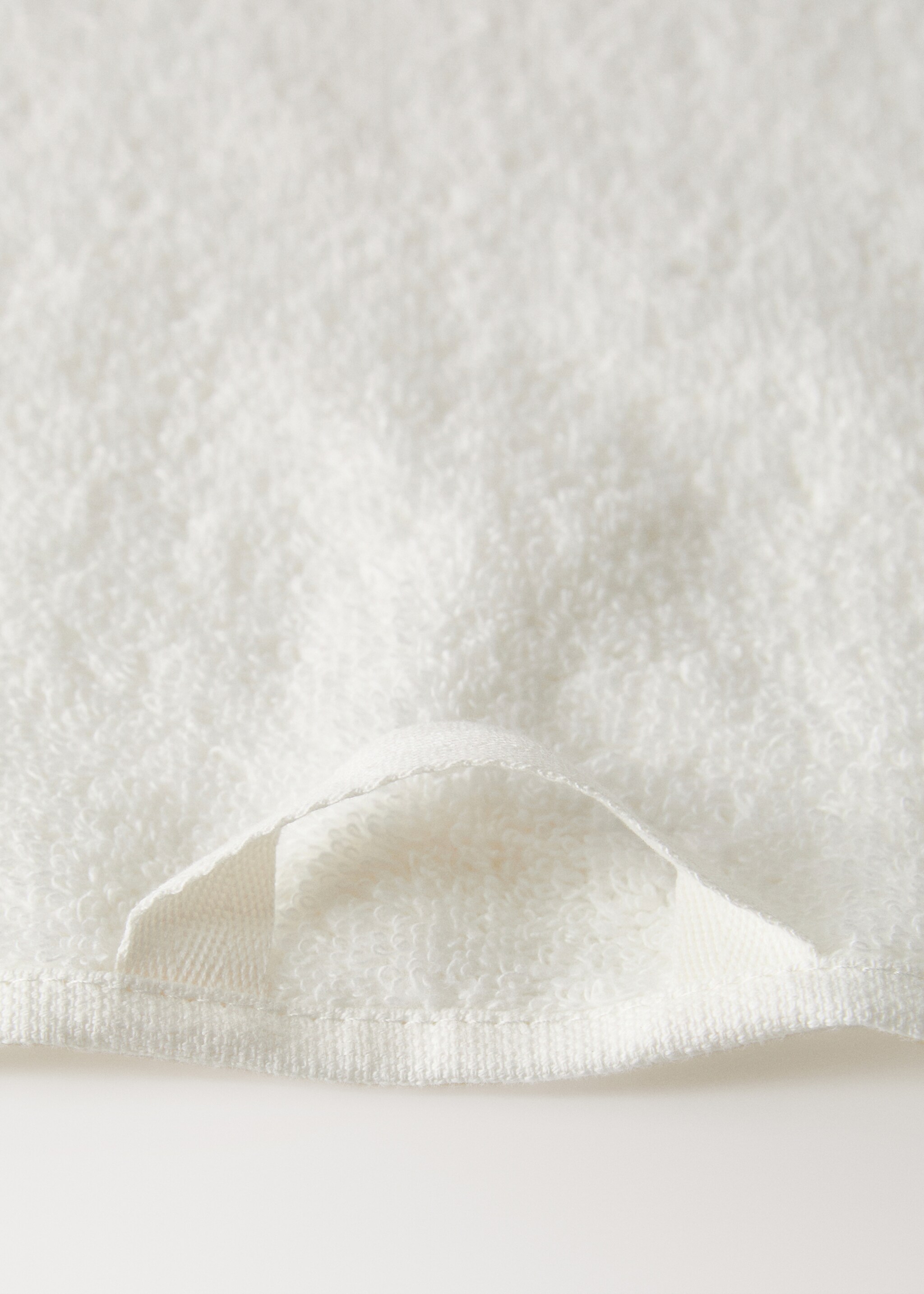 Bath towel with embroidered flower - Details of the article 2, Off White. Ref: 17031582-00.