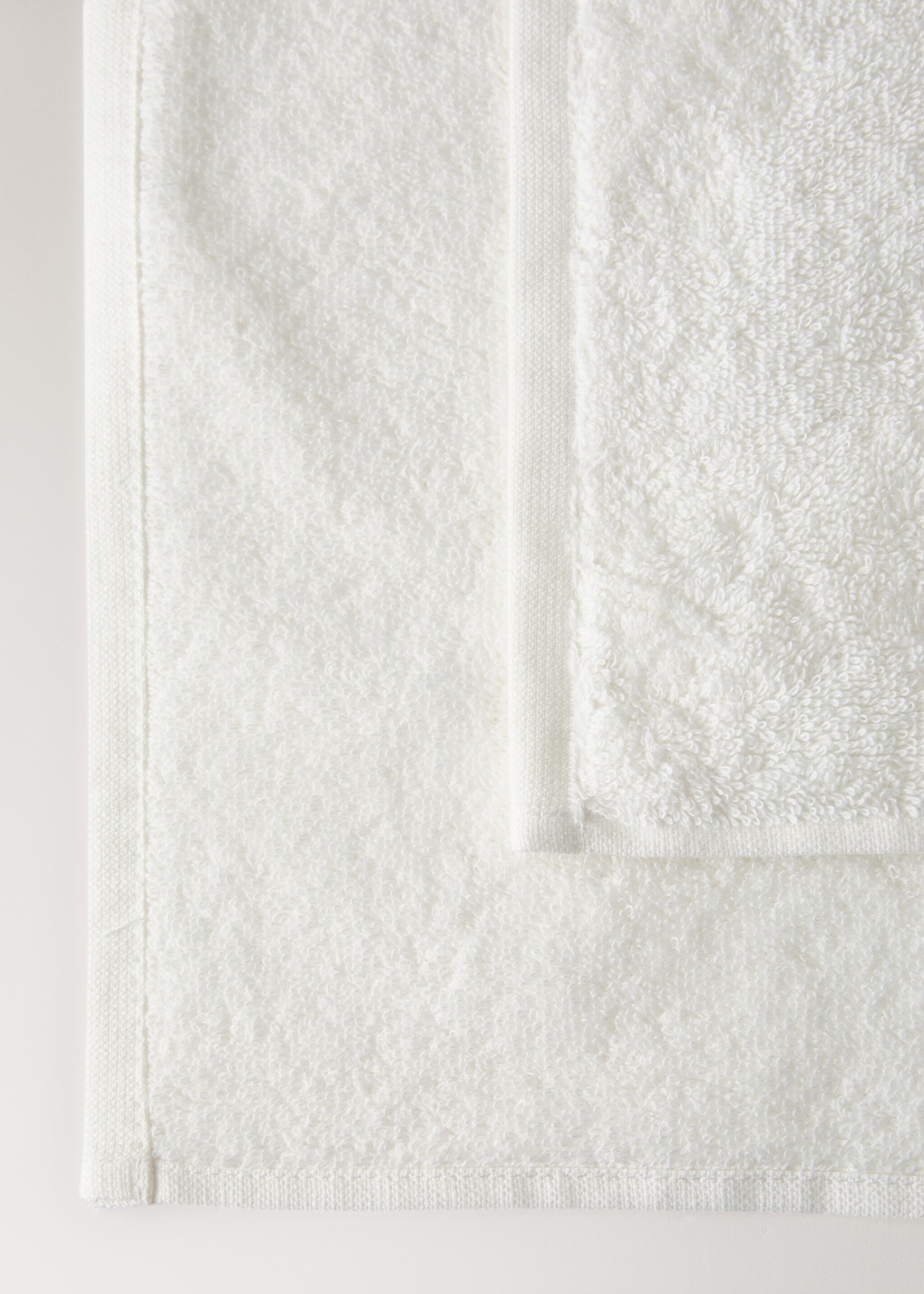 Bath towel with embroidered flower - Details of the article 3, Off White. Ref: 17031582-00.