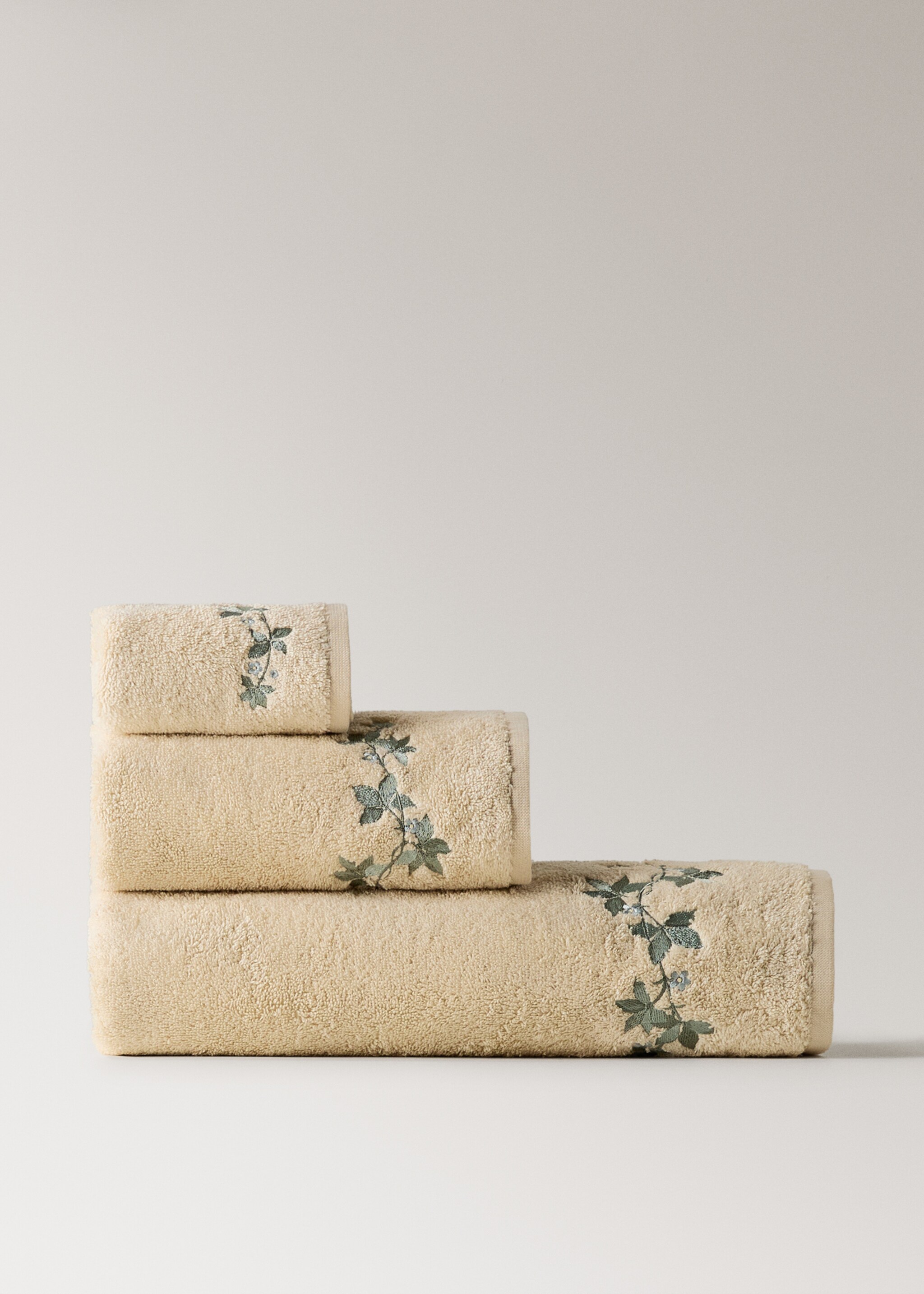 Besticktes Blumen-Badetuch - Artikel ohne Model, Sandfarben. Ref: 17031582-00.