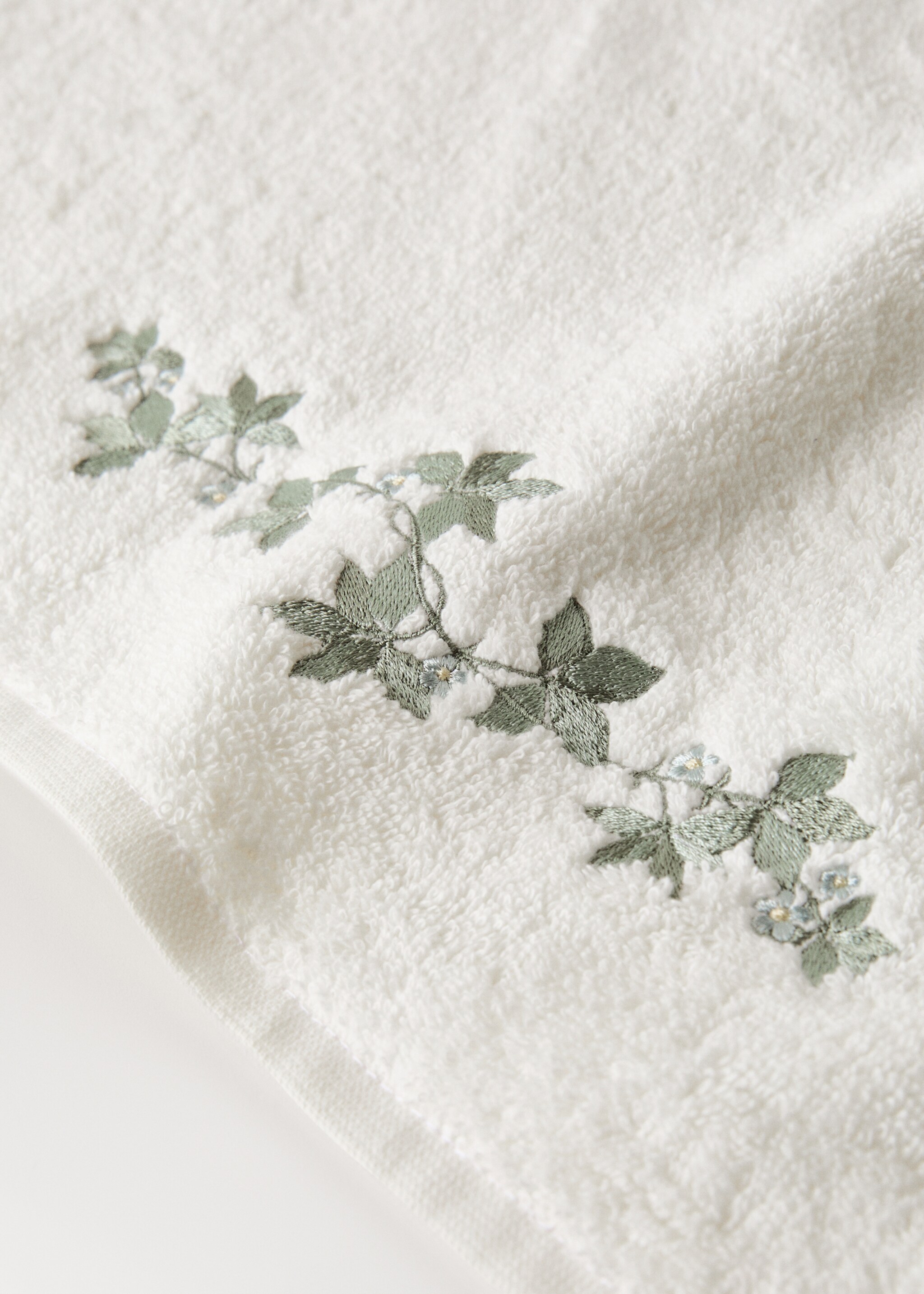 Handduk för handfat med broderad blomma - Detaljer om artikeln 1, Benvit. Ref: 17031583-00.