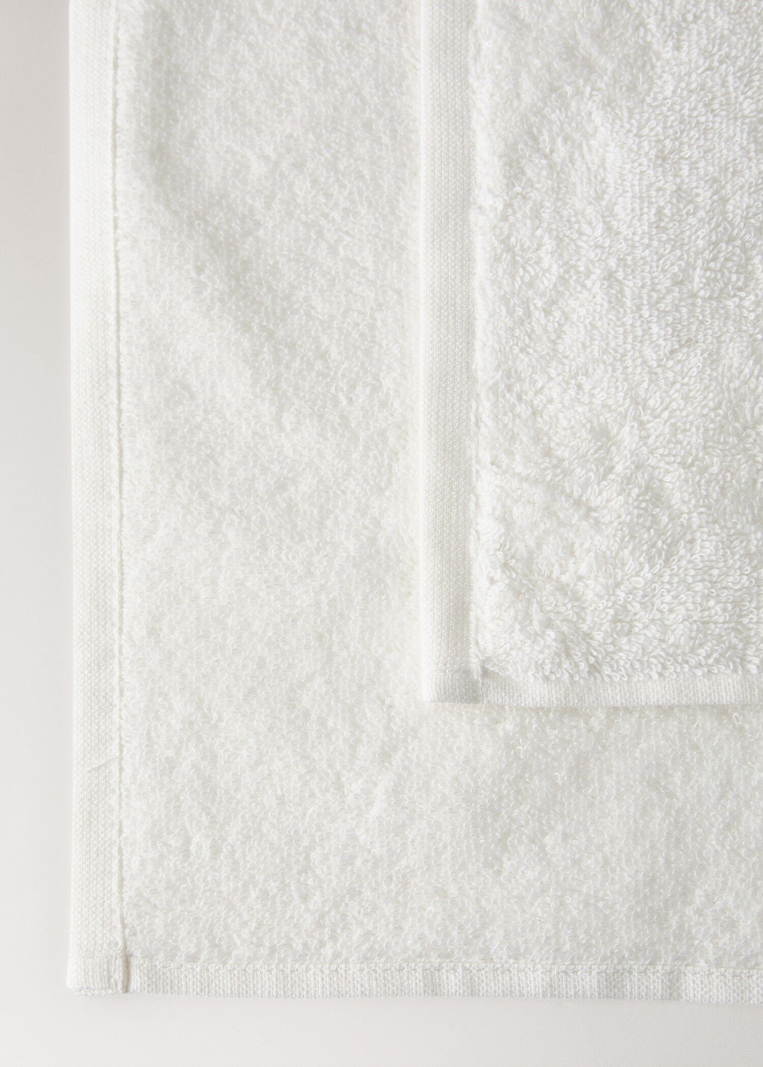 Bath towel with embroidered flower - Details of the article 3