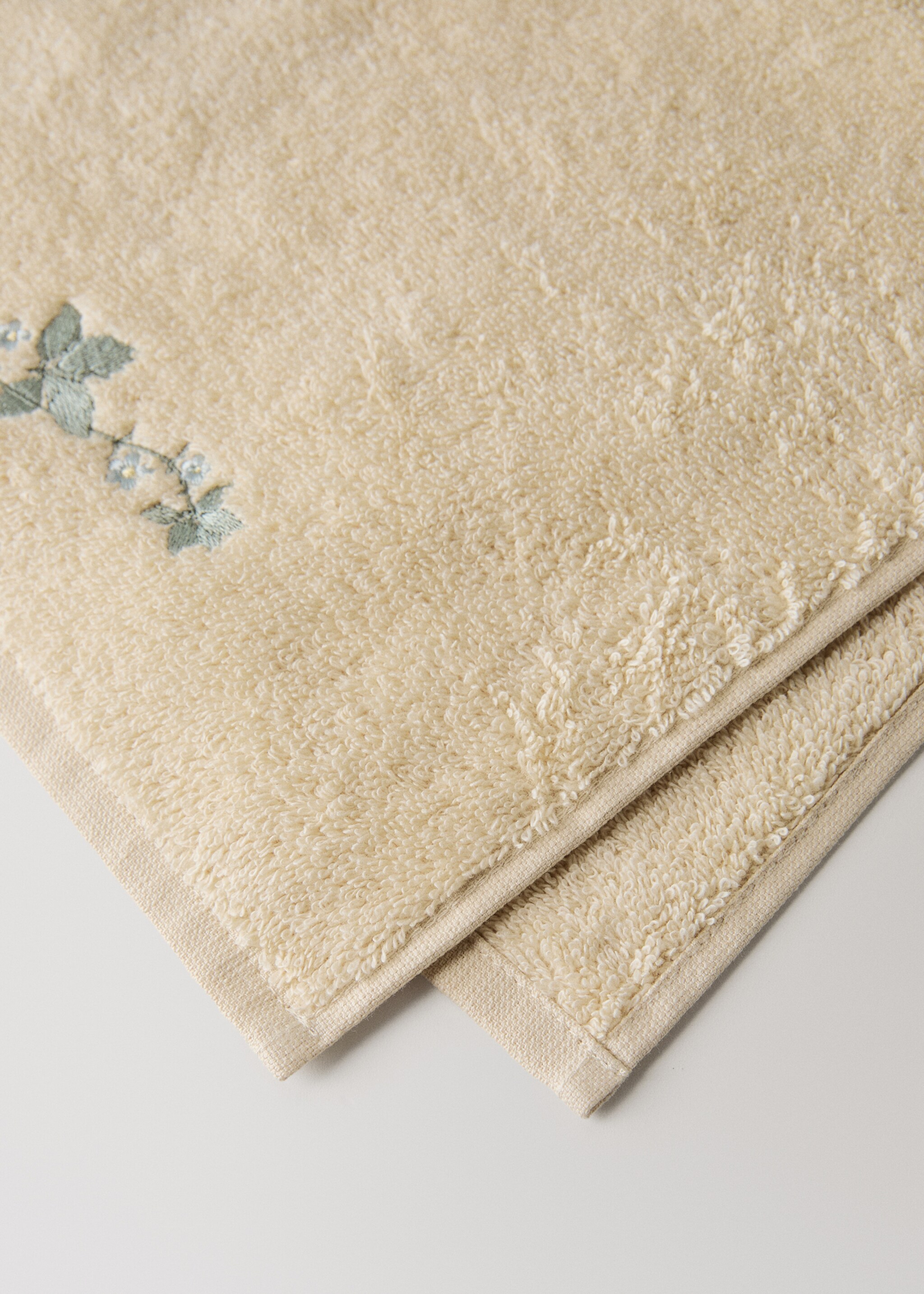 Bath towel with embroidered flower - Details of the article 1, Sand. Ref: 17031583-00.