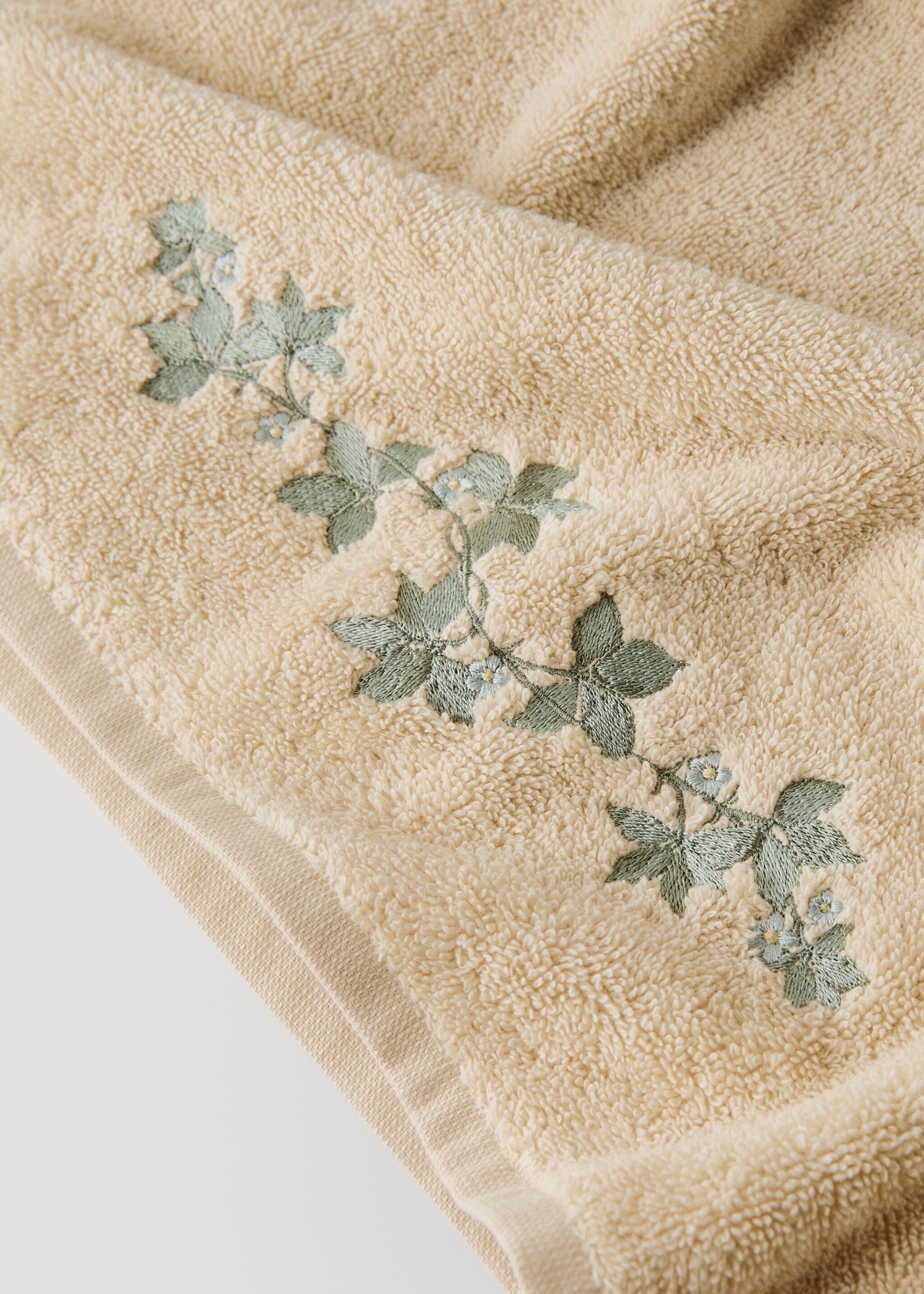 Bath towel with embroidered flower - Details of the article 2, Sand. Ref: 17031583-00.