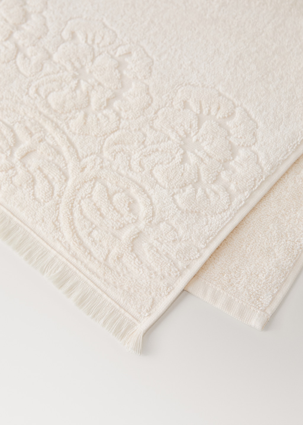 Washbasin towel with floral trim