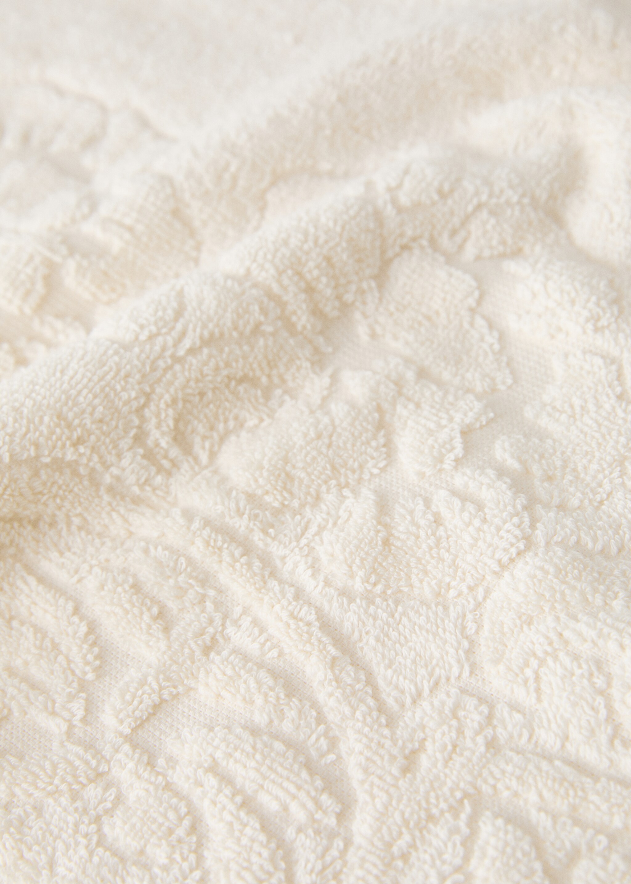 Washbasin towel with floral trim - Details of the article 3, Vanilla. Ref: 17031585-00.
