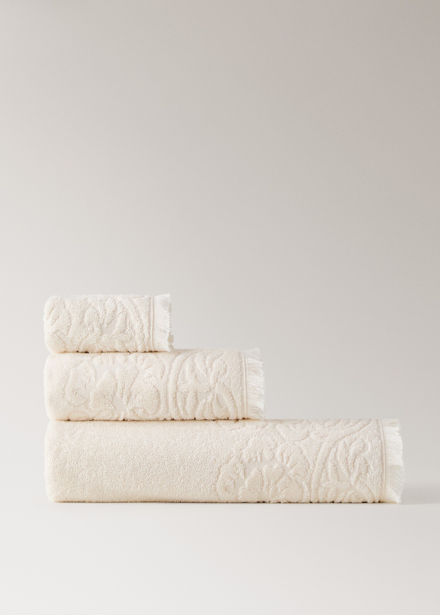 Bath towel with floral trim - Article without model