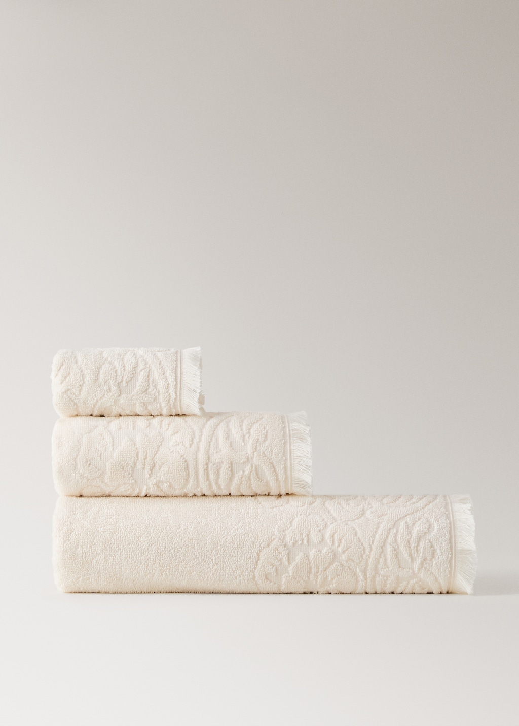 Bath towel with floral trim