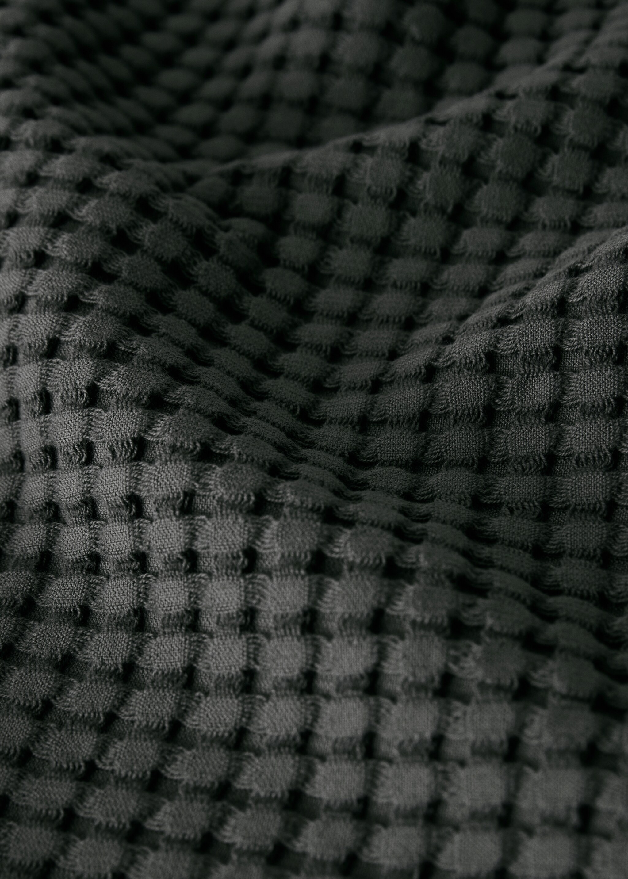 Cotton waffle bath towel - Details of the article 1, Charcoal. Ref: 17031587-00.