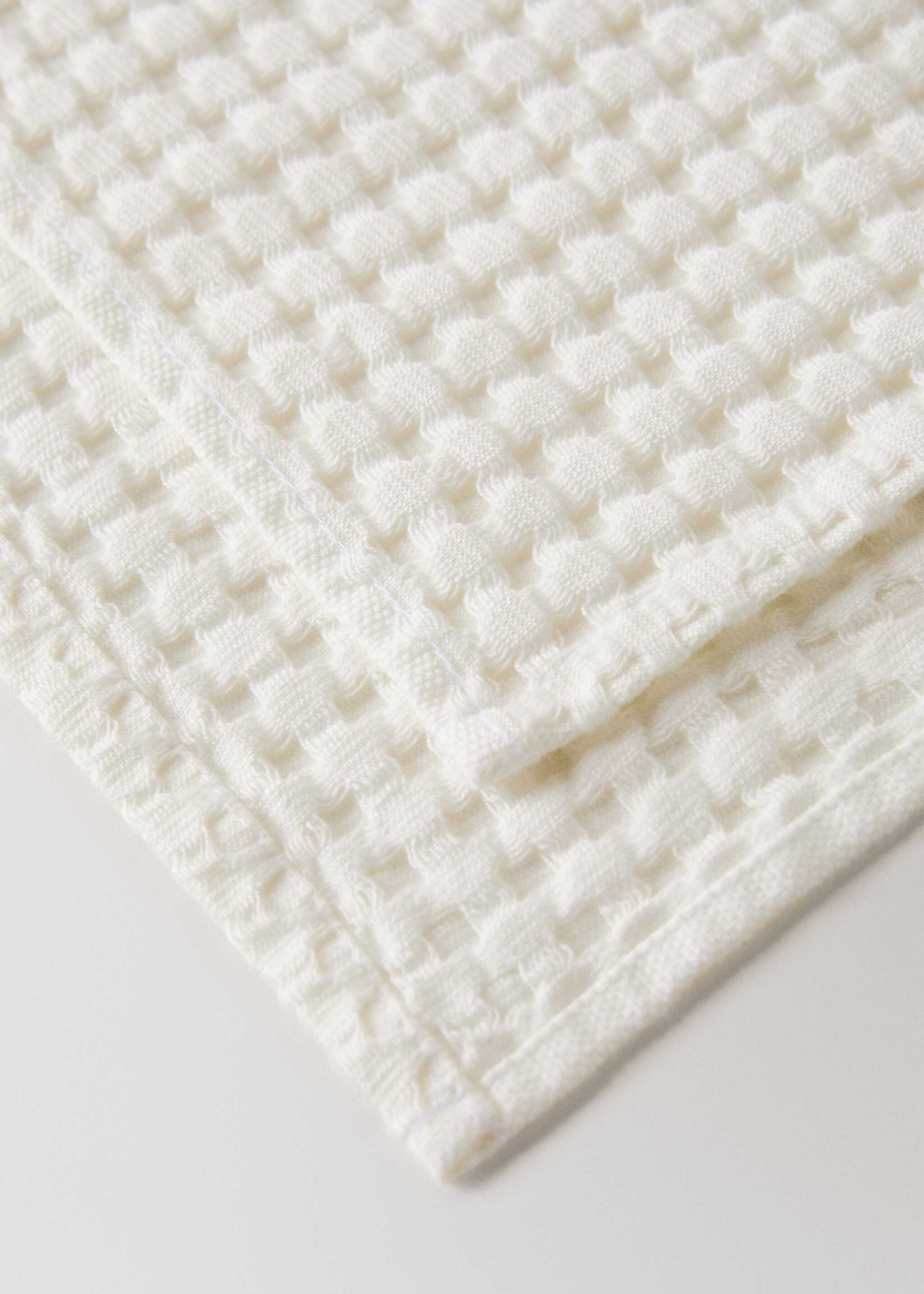 Serviette toilette en coton gaufré - Détail de l'article 1, Blanc cassé. Ref: 17031588-00.