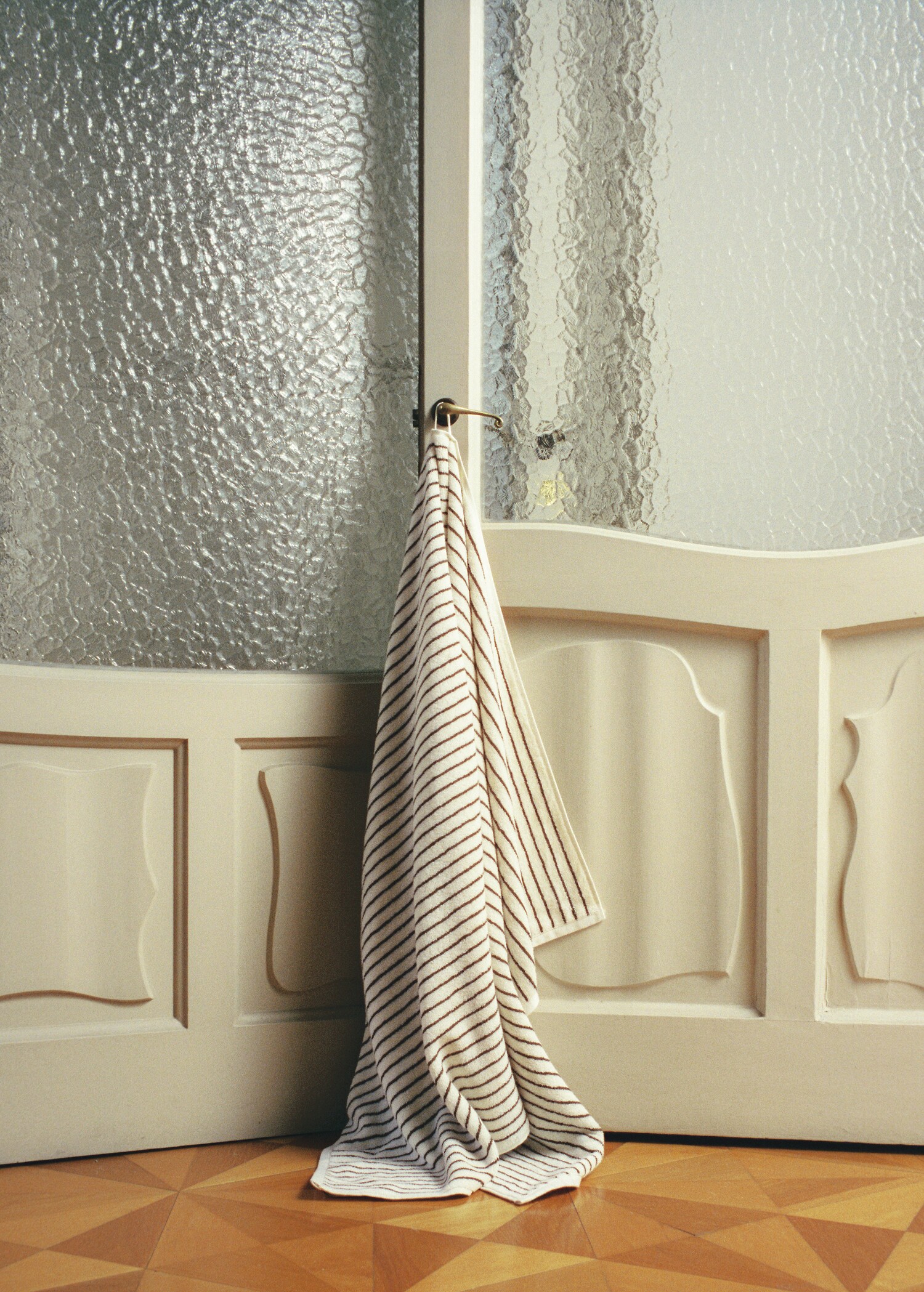 Two-tone striped cotton bath towel - Details of the article 6
