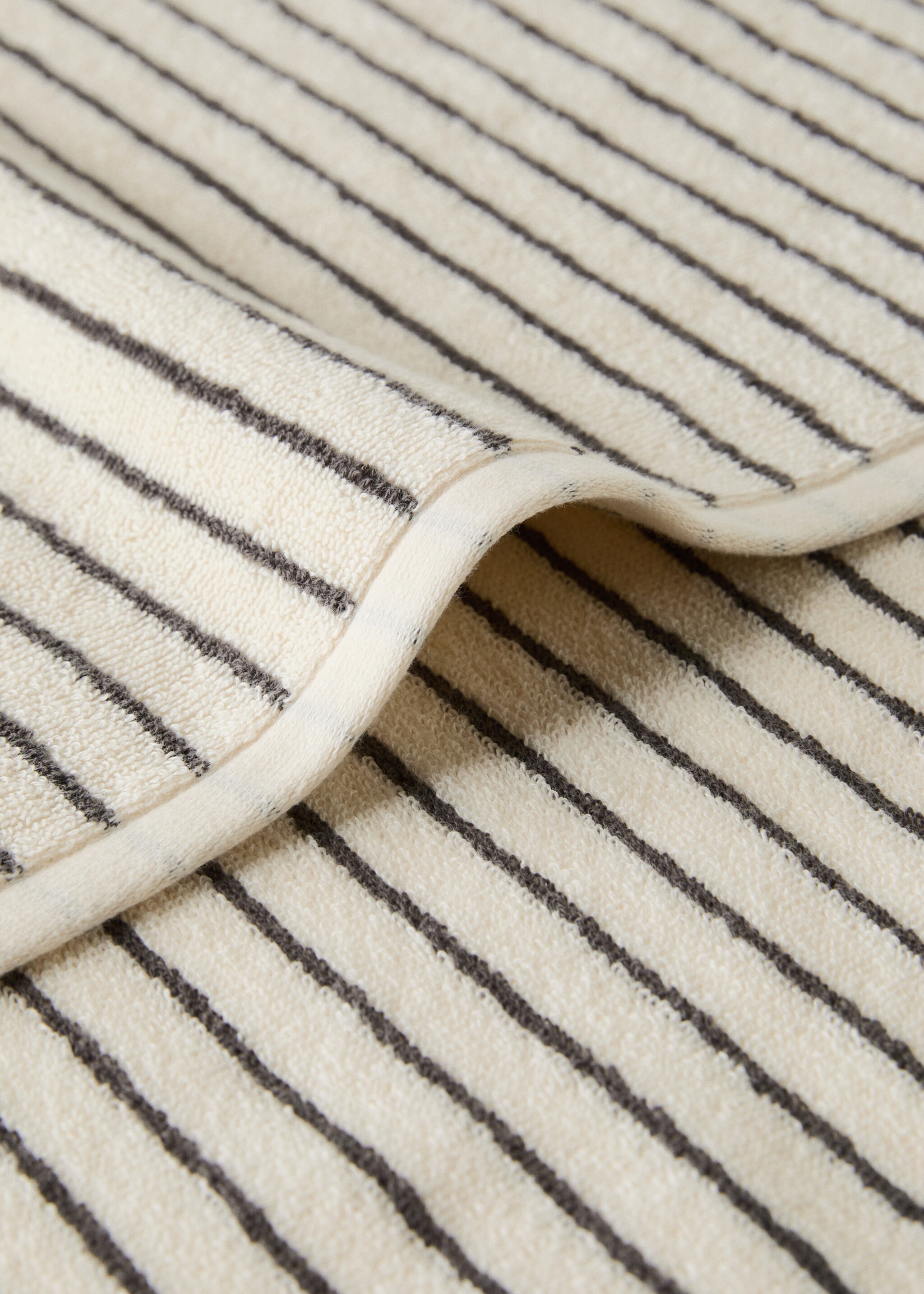 Two-tone striped cotton washcloth - Details of the article 1, Charcoal. Ref: 17031591-00.