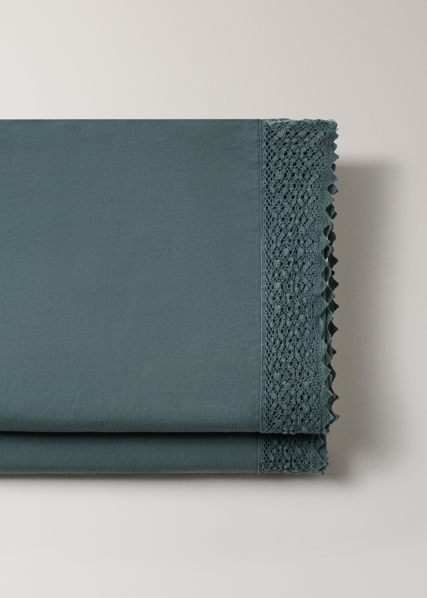 Washed cotton flat sheet with lace trim for 150/160 cm bed - Details of the article 2