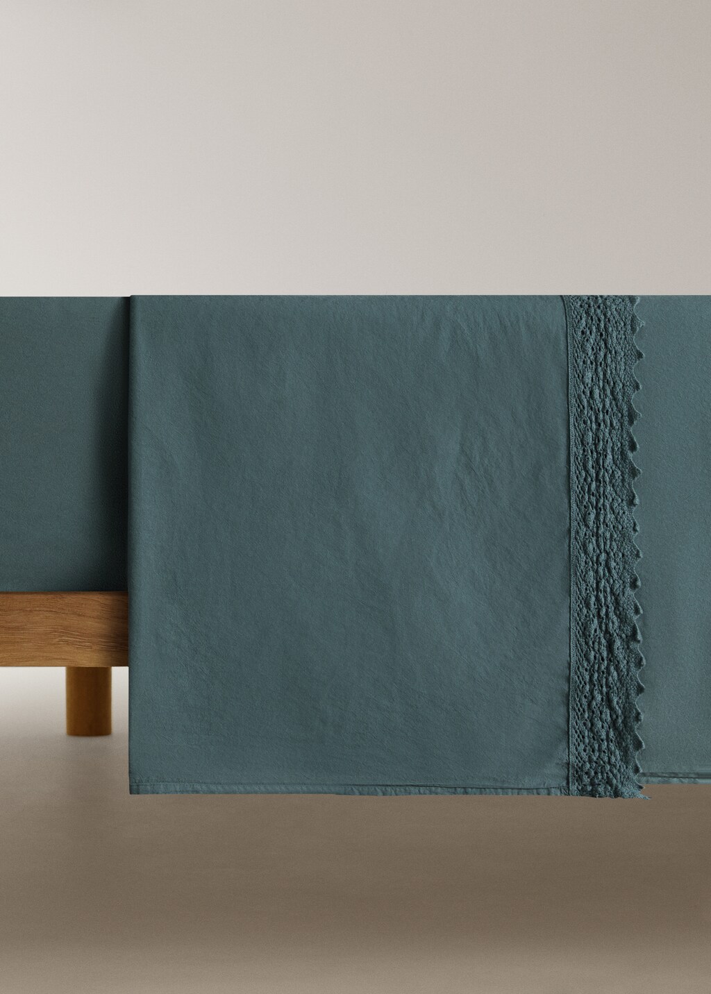 Washed cotton top sheet with lace trim for 180/200 cm bed