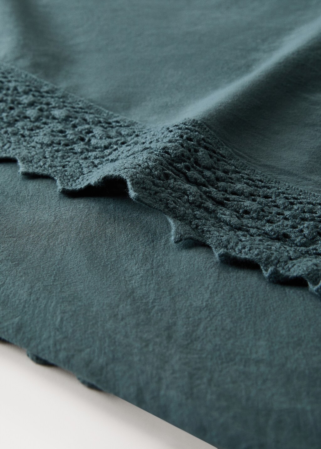 Washed cotton top sheet with lace trim for 180/200 cm bed