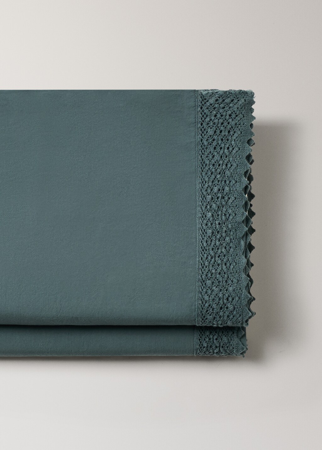 Washed cotton top sheet with lace trim for 180/200 cm bed