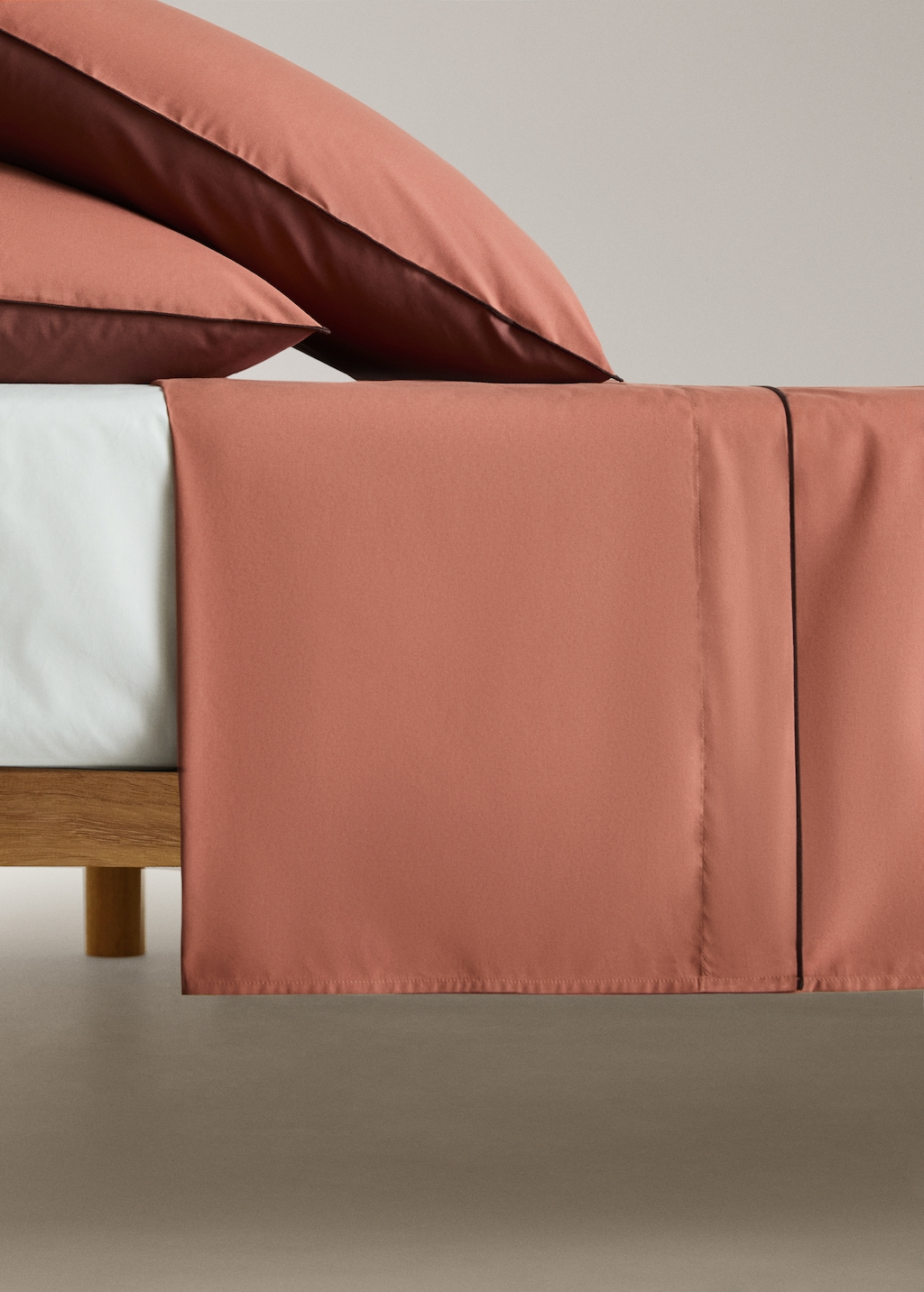 200-thread count percale cotton top sheet with contrasting overlock for 200 cm bed