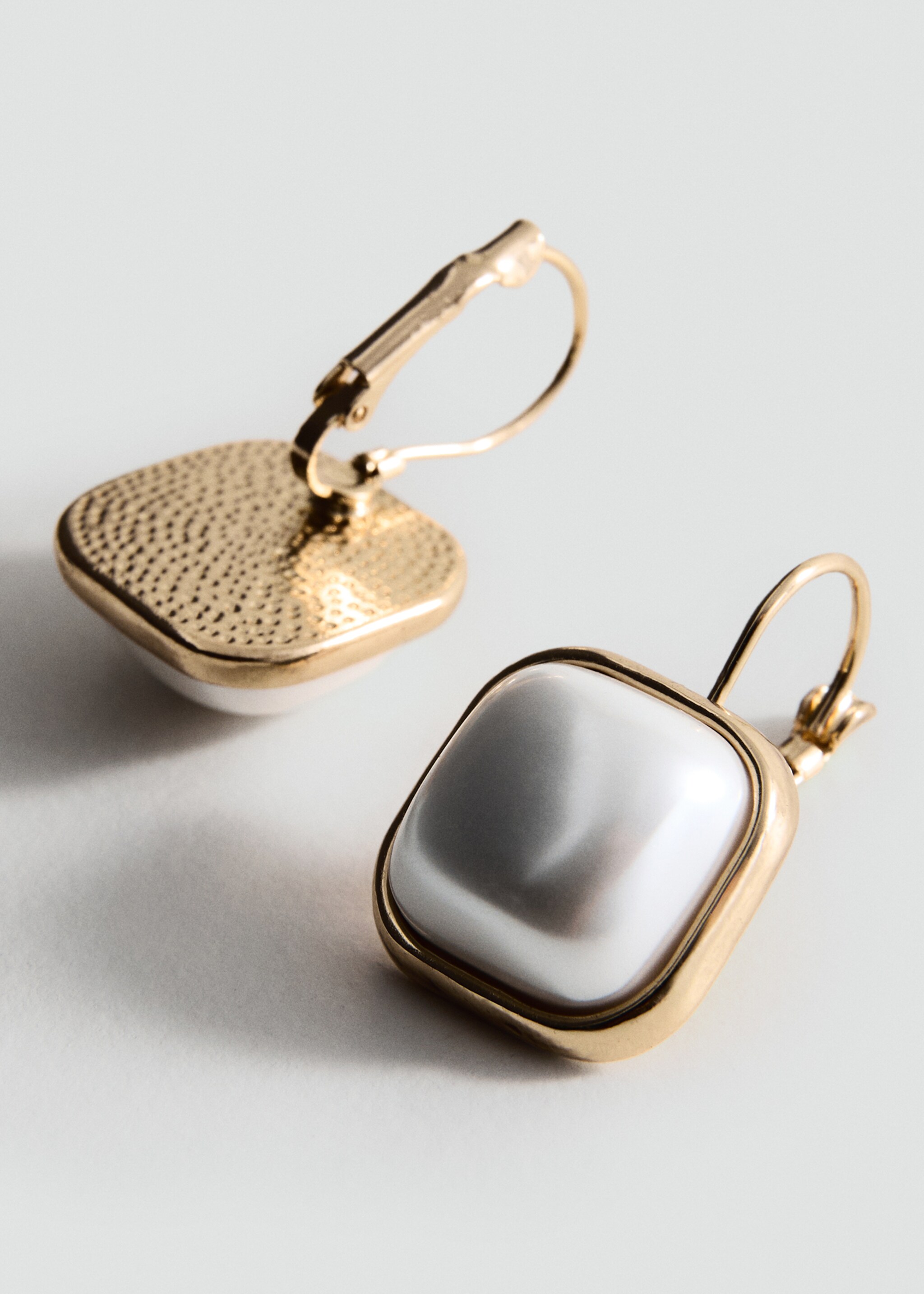 Square resin earrings - Medium plane, White. Ref: 17032545-00.