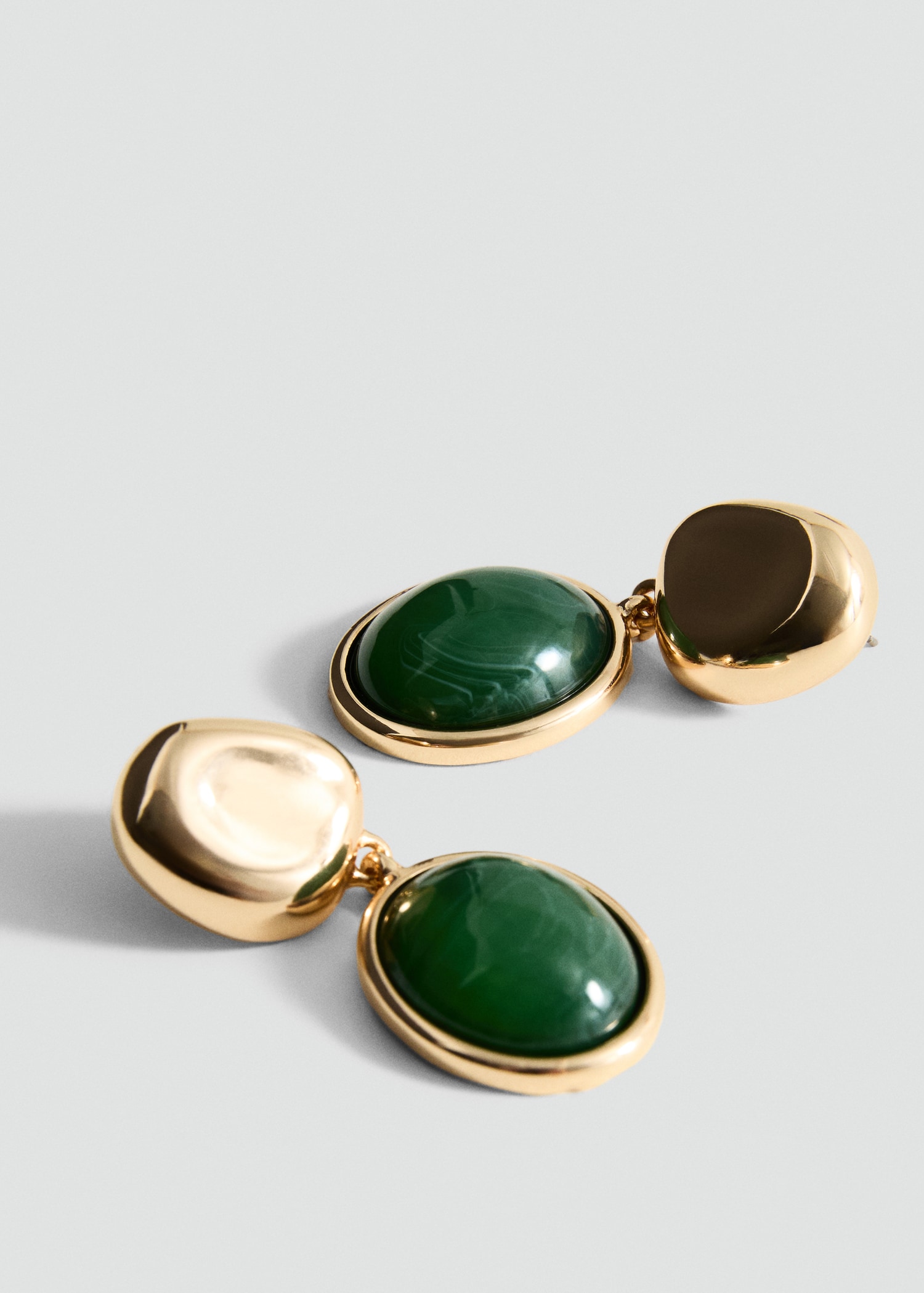 Boucles d'oreilles pendantes résine - Plan moyen