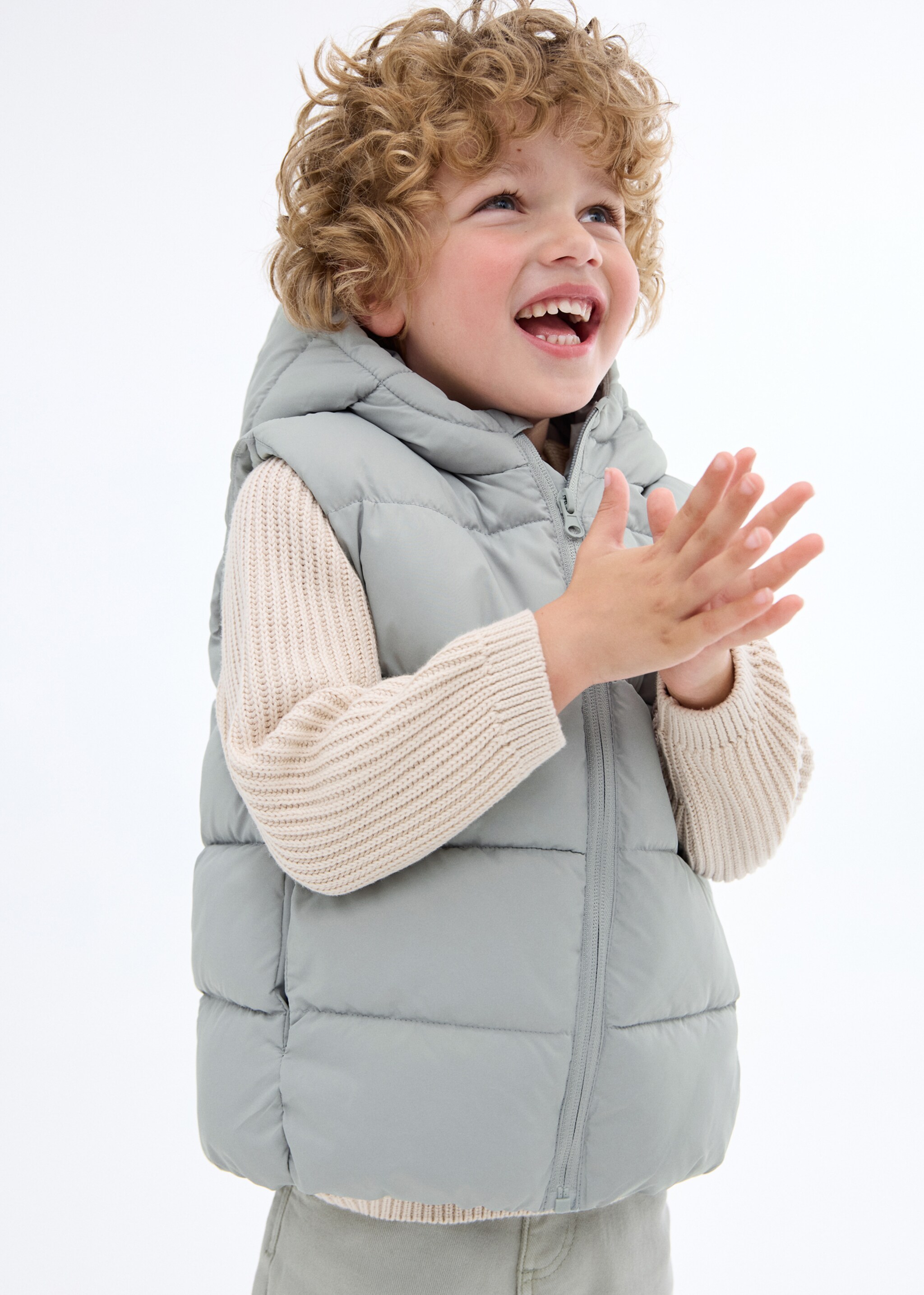 Gilet matelassé à capuche - Plan moyen