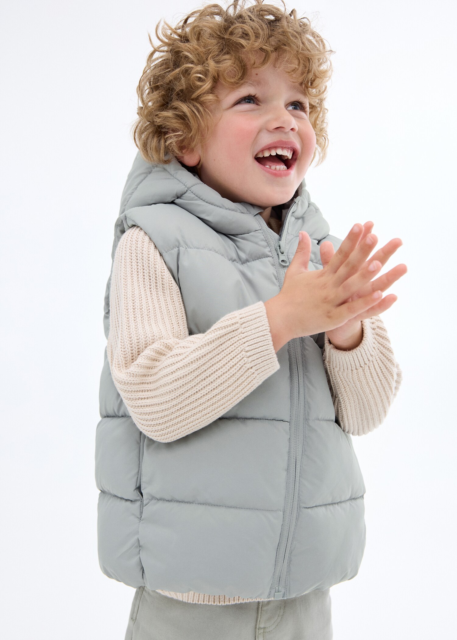 Gilet matelassé à capuche - Plan moyen