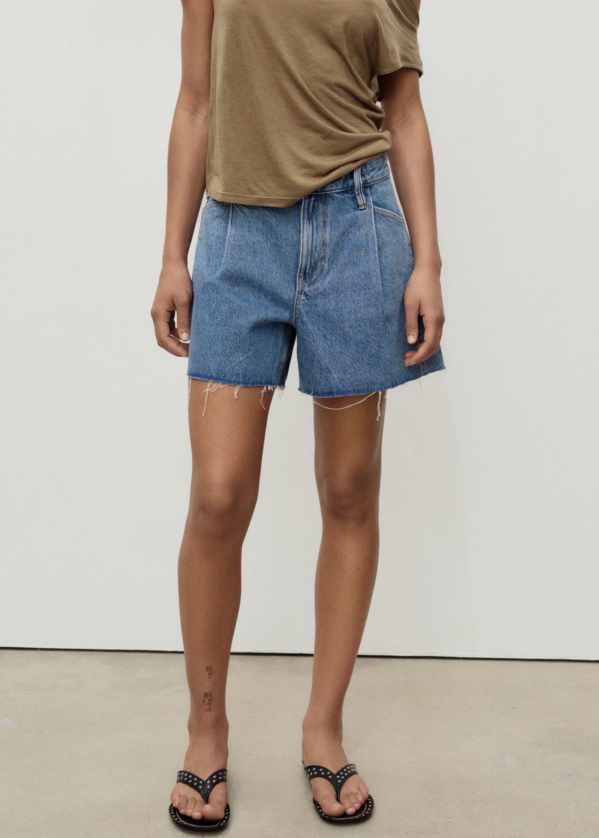 Denim shorts with frayed hem and pleats - Medium plane