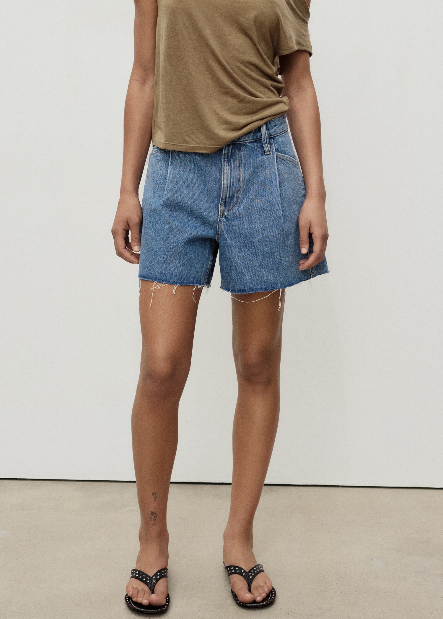Denim shorts with frayed hem and pleats - Medium plane