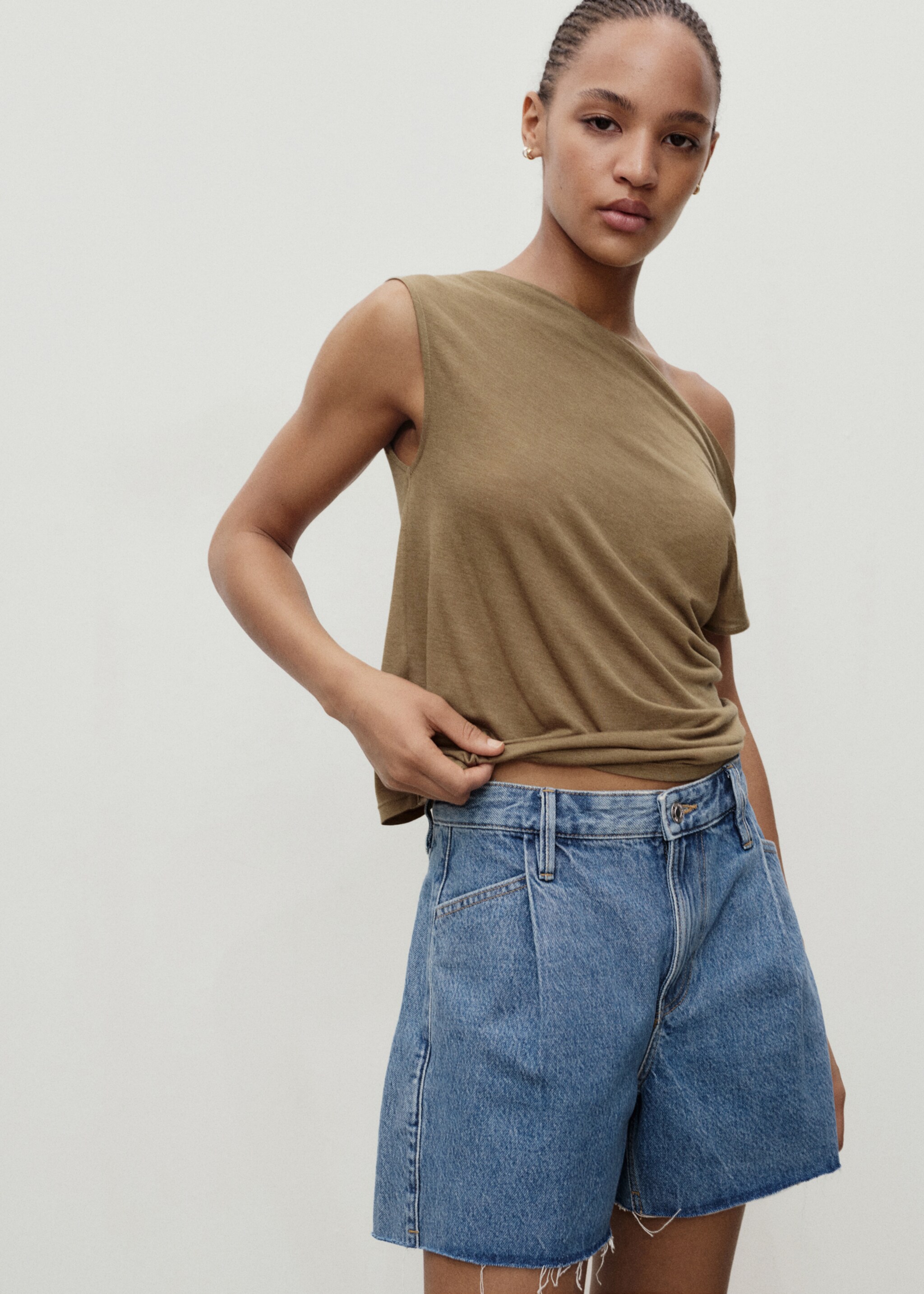 Denim shorts with frayed hem and pleats - Details of the article 1